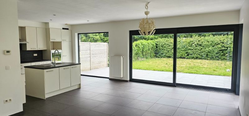 Recente en moderne gezinswoning met drie slaapkamers, garage en tuin foto 5