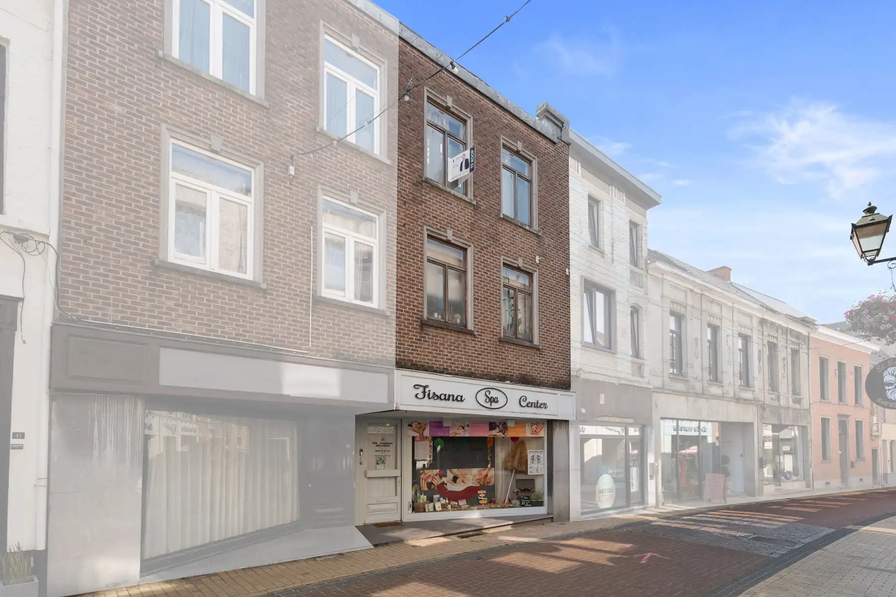 Centraal gelegen handelspand met woongelegenheid foto 2