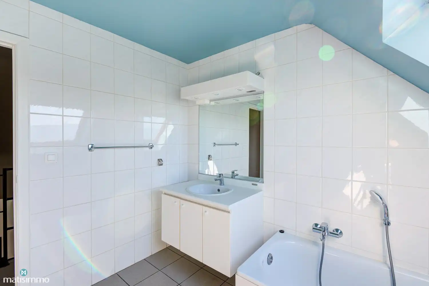 INSTAPKLAAR DUPLEX-APPARTEMENT MET 2 SLAAPKAMERS EN GARAGE NABIJ HET CENTRUM VAN BILZEN foto 17