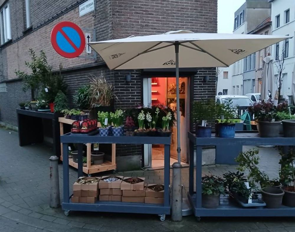 Commerciële ruimte + ruime garagebox | Antwerpen 2060 foto {{pictureIndex}}