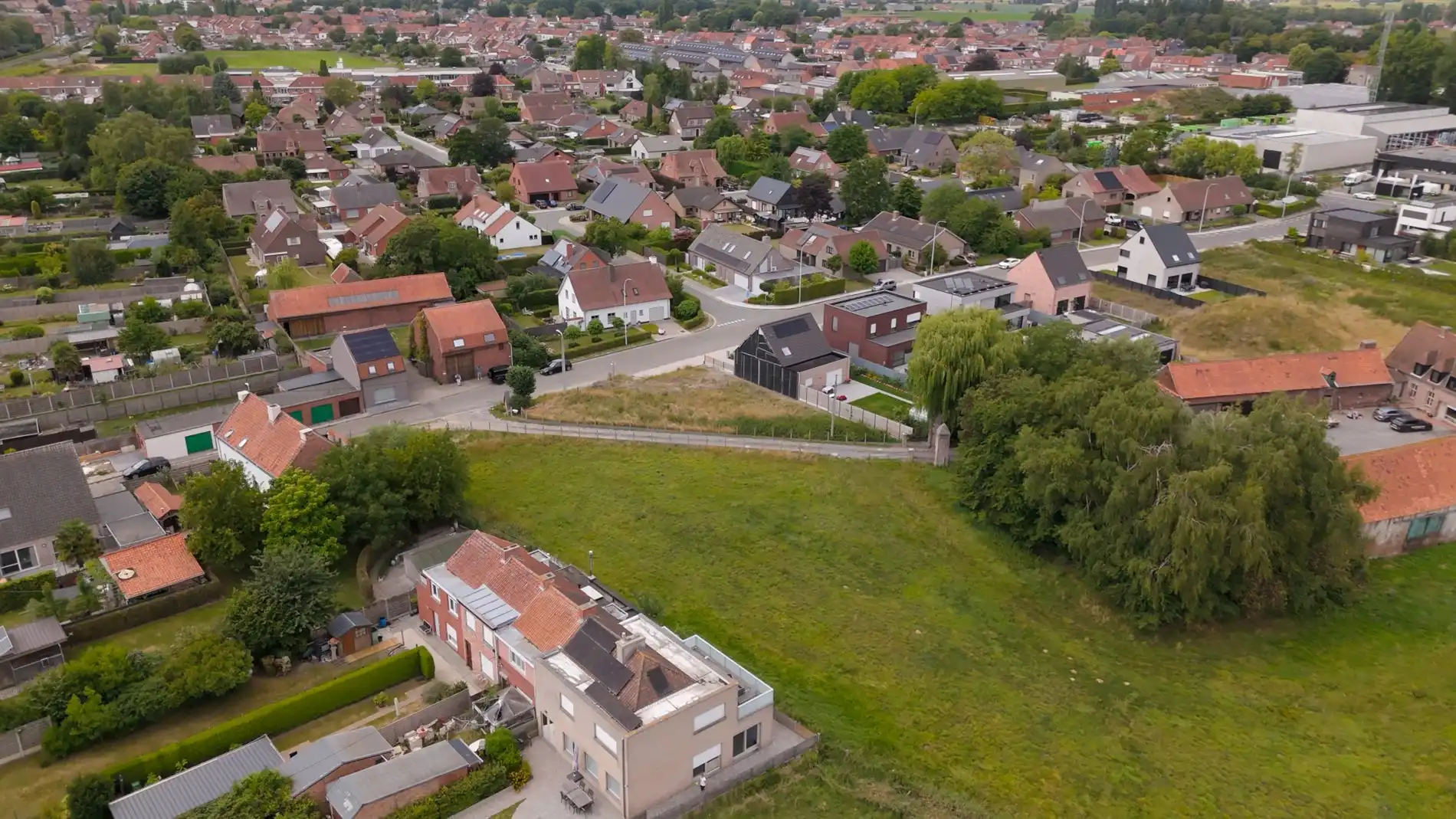 HALFOPEN NIEUWBOUWWONING MET 4 OF 5 SLPKS EN LANDELIJK ZICHT OP 510M² foto 8