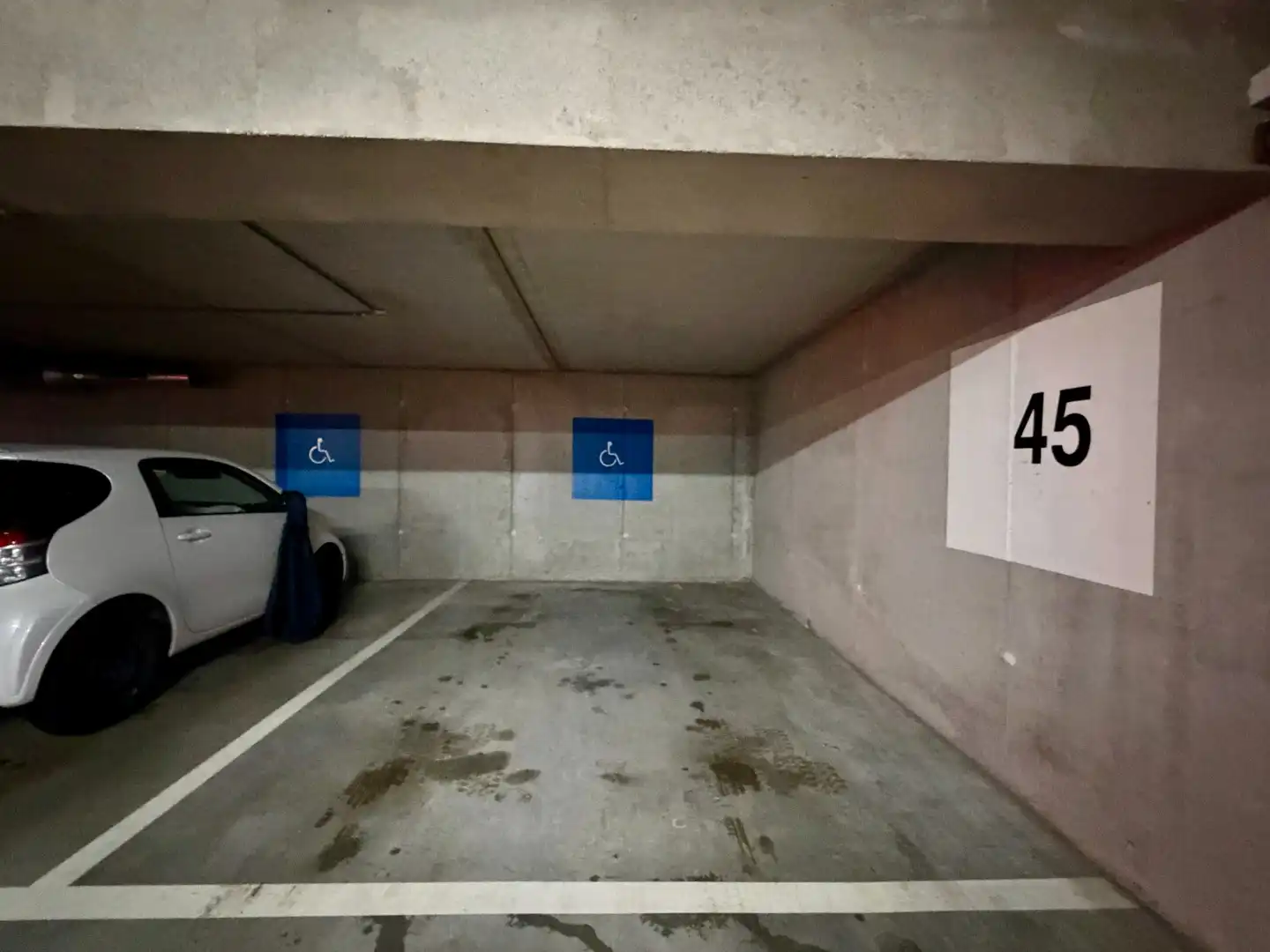 Instapklaar tweeslaapkamerappartement met terras & autostaanplaats te Brugge! foto 14