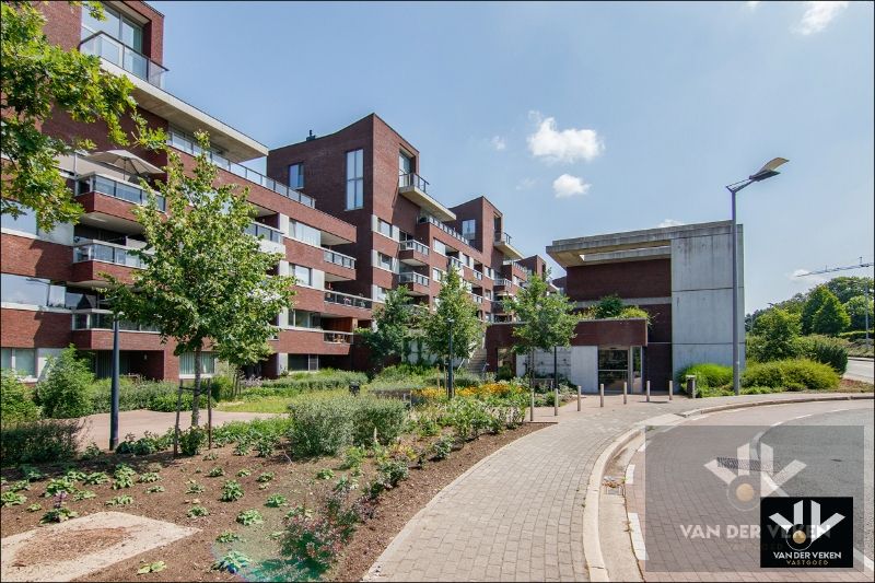 LUXUEUS GVL 3 SLPK-APP MET TUIN EN TWEE STAANPLAATSEN foto {{pictureIndex}}