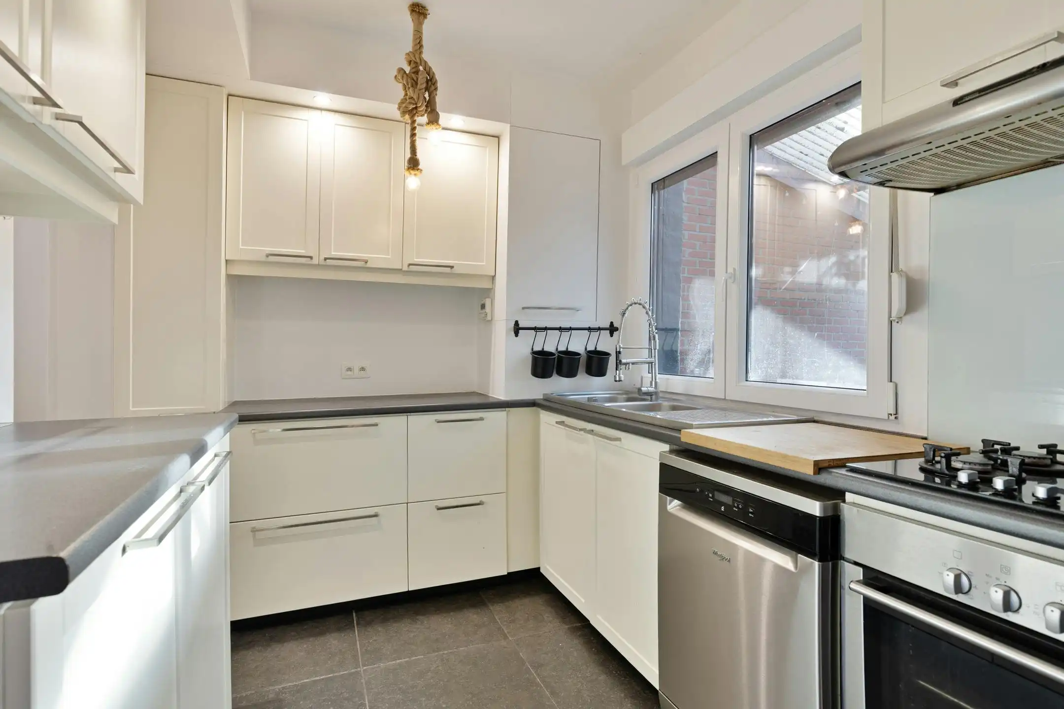 Volledig gerenoveerde woning met tuin te koop in Luchtbal!  foto 5