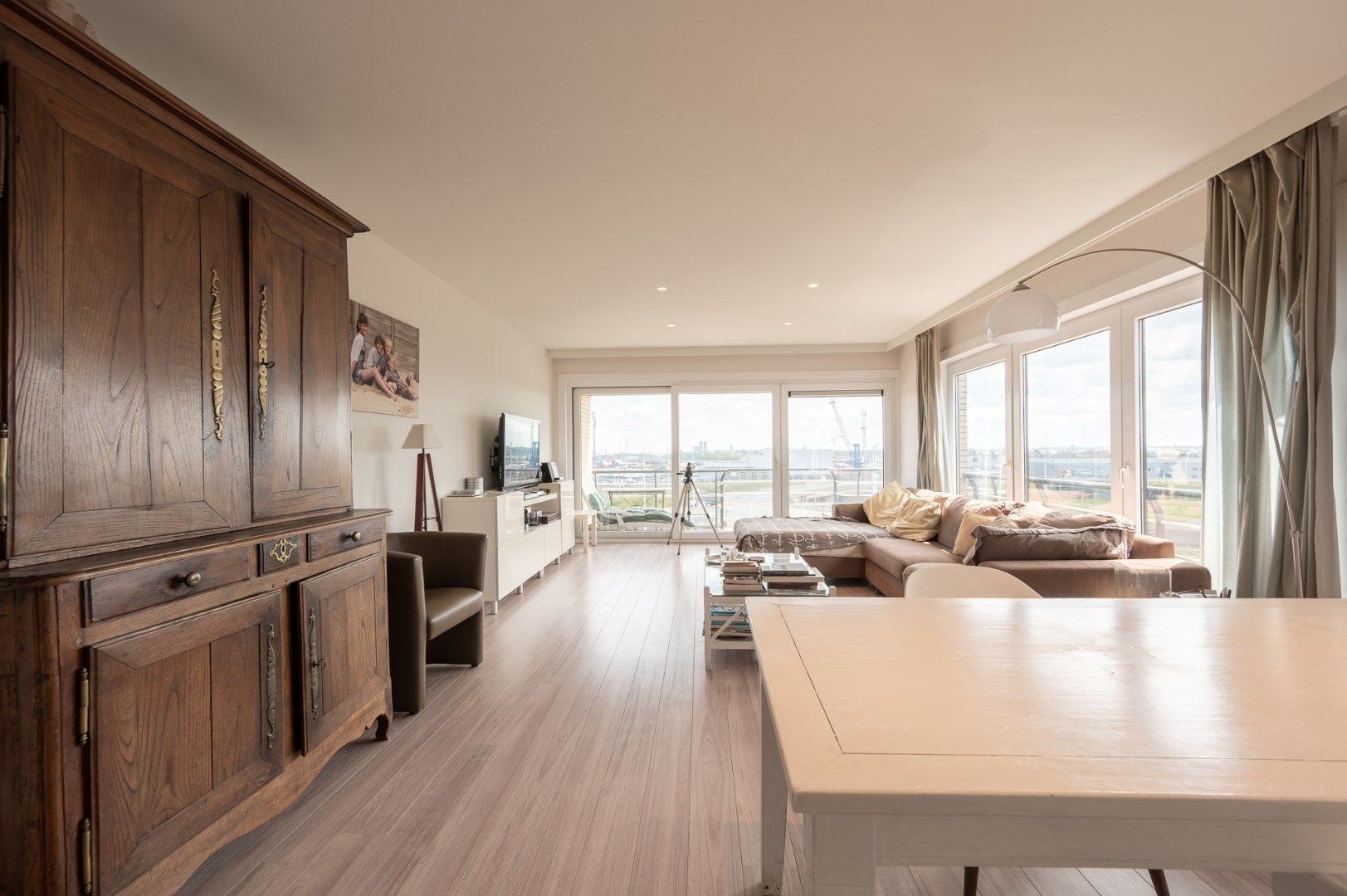 gemeubeld hoekappartement met 2 slaapkamers foto {{pictureIndex}}