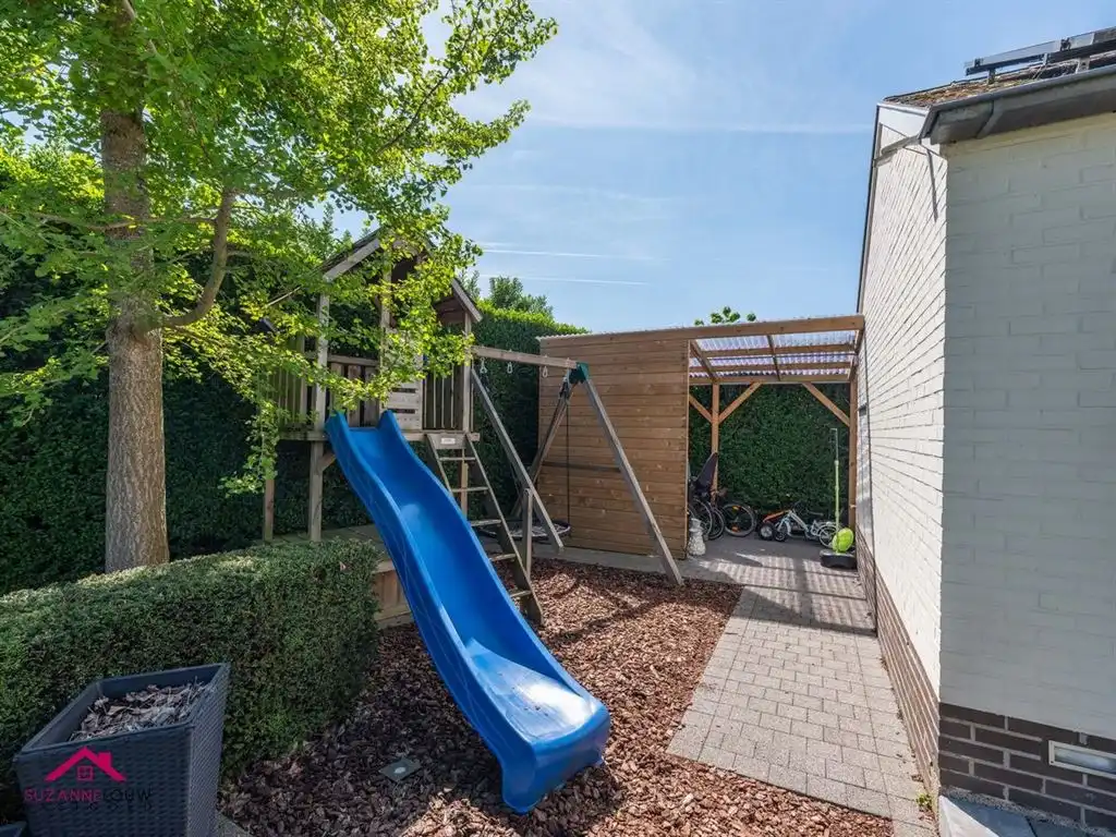 Charmante, ruime half-vrijstaande gezinswoning foto 10