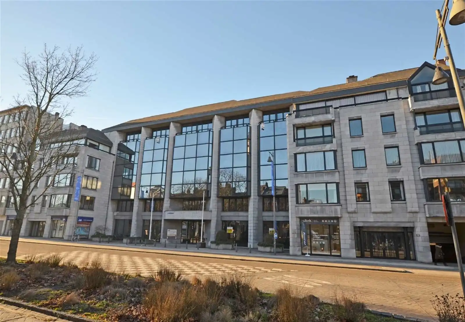 Kantoorruimte van 500m² op de kleine ring rond Hasselt foto {{pictureIndex}}