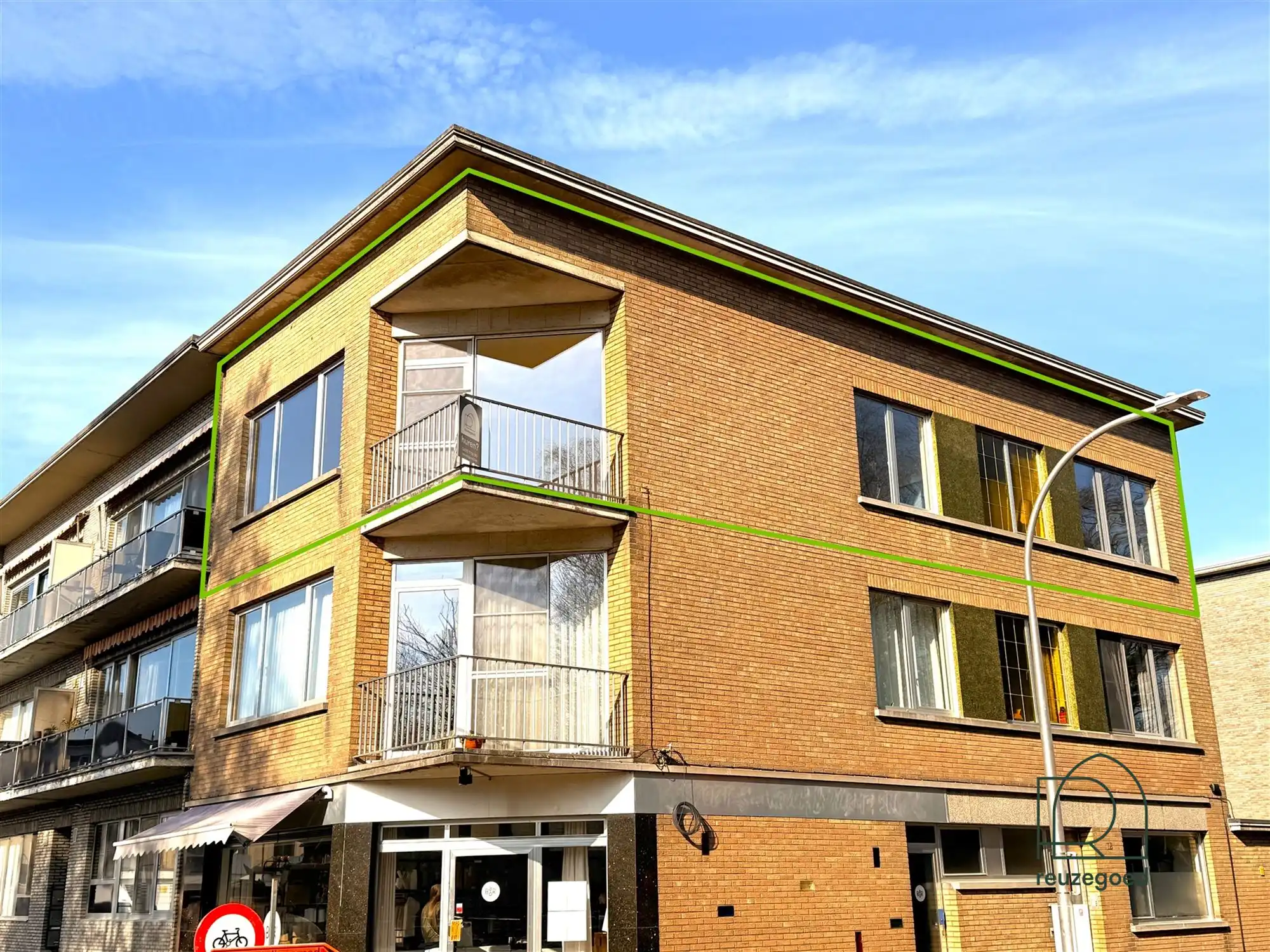 Ruim, gerenoveerd en lichtrijk 2-slaapkamer appartement met garagebox vlakbij Fort 5 in Edegem foto {{pictureIndex}}