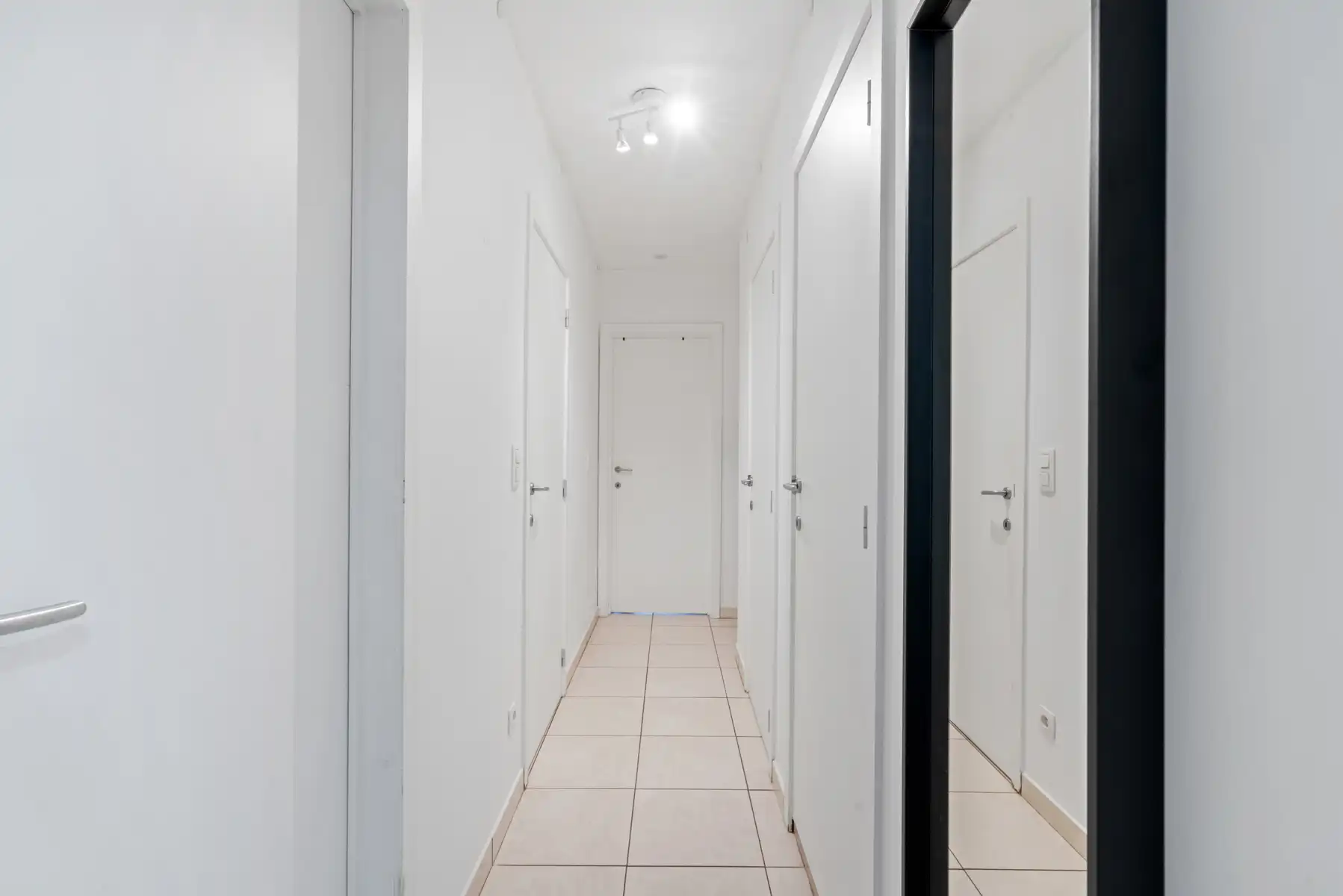 Gelijkvloers appartement 2 slaapkamers + terras + parking foto 7