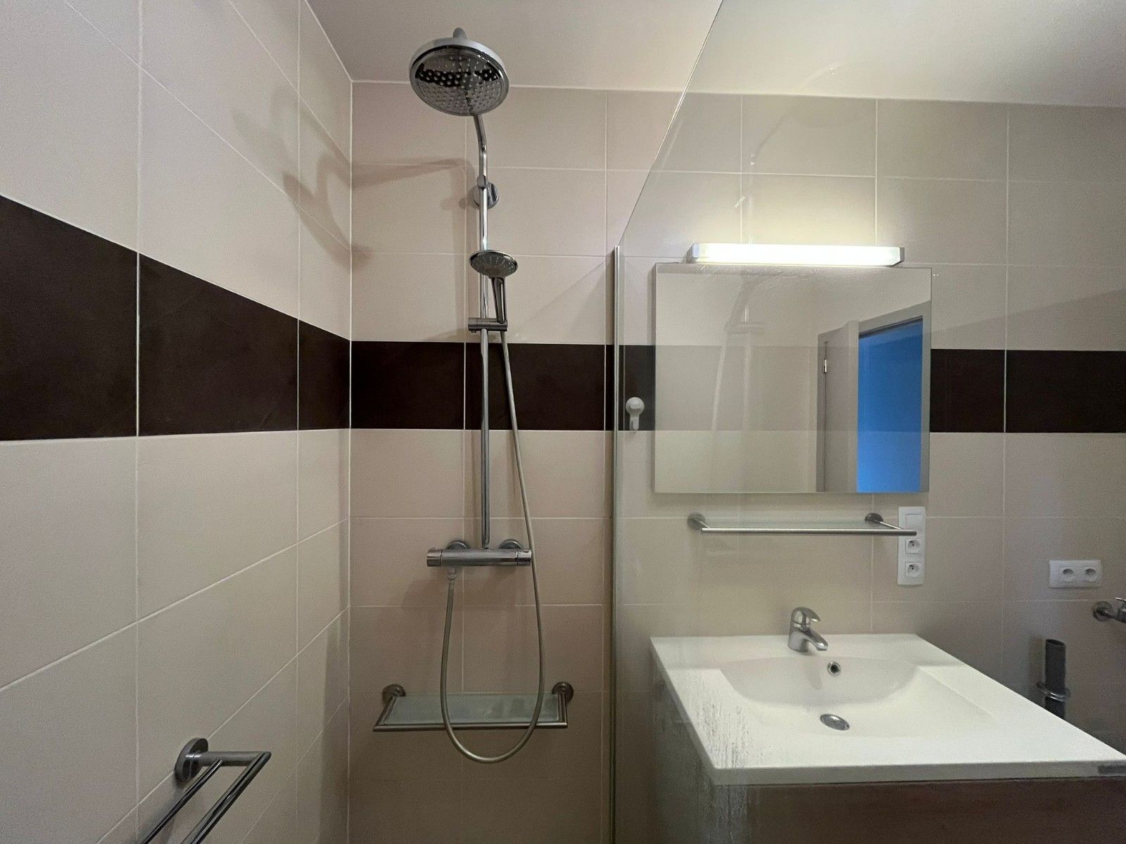 Te koop - 2 slaapkamersappartment met dubbele garage foto 8