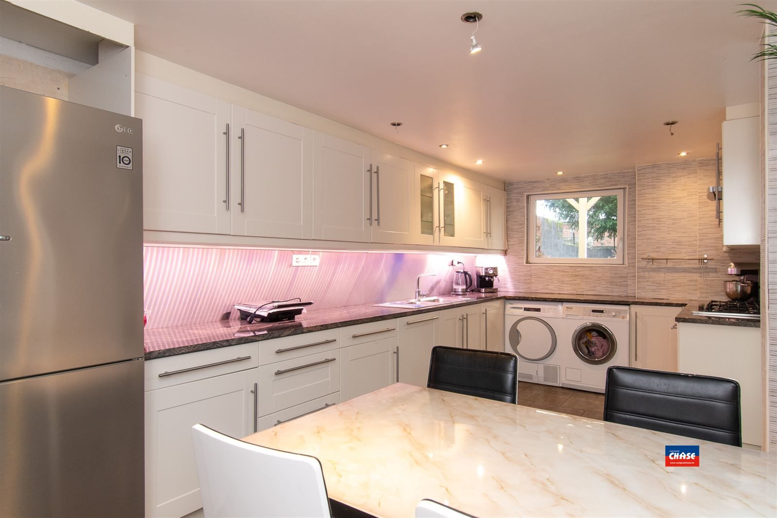 Gezinswoning met vier slaapkamers en tuin foto 6