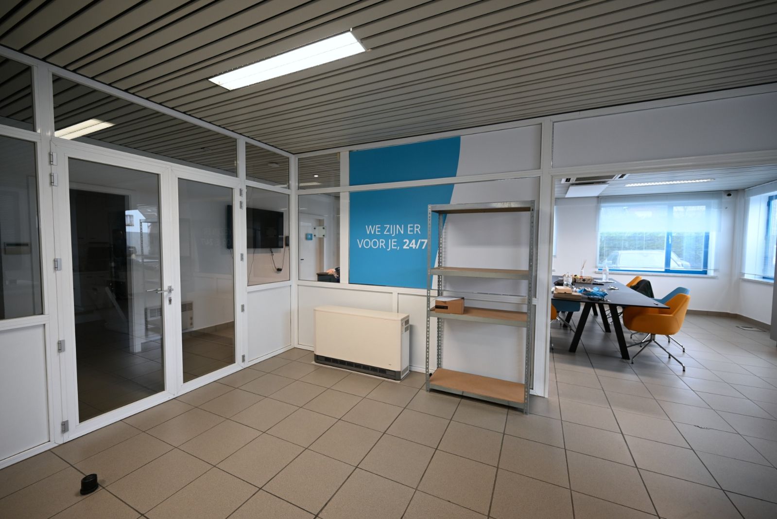 Bedrijfs-/ kantoorgebouw (275m2) met veel parkeergelegenheid! foto 8