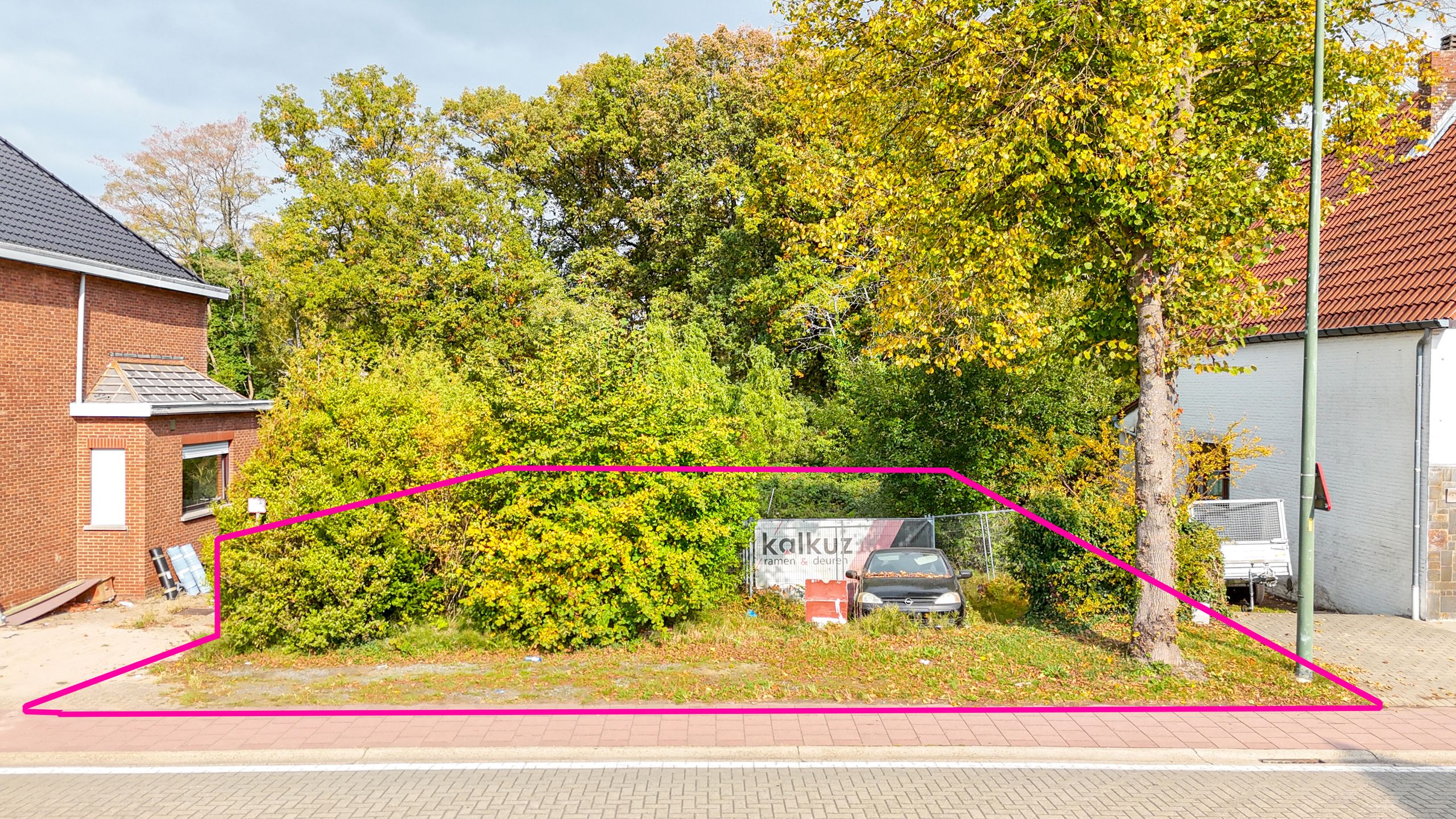 Bouwgrond van 728m² voor Open Bebouwing met vergunde plannen foto {{pictureIndex}}