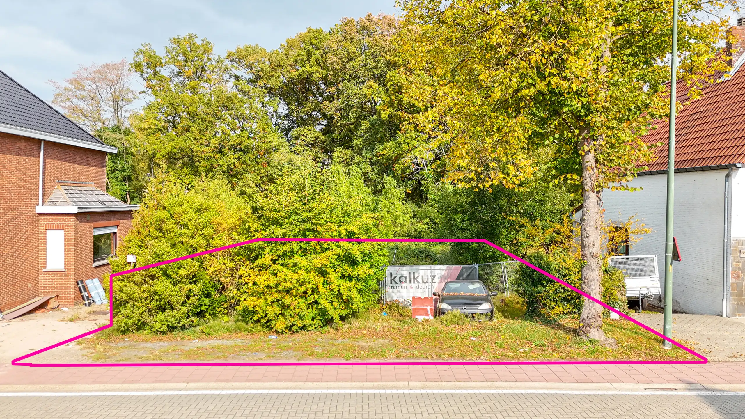 Bouwgrond van 728m² voor Open Bebouwing met vergunde plannen foto {{pictureIndex}}