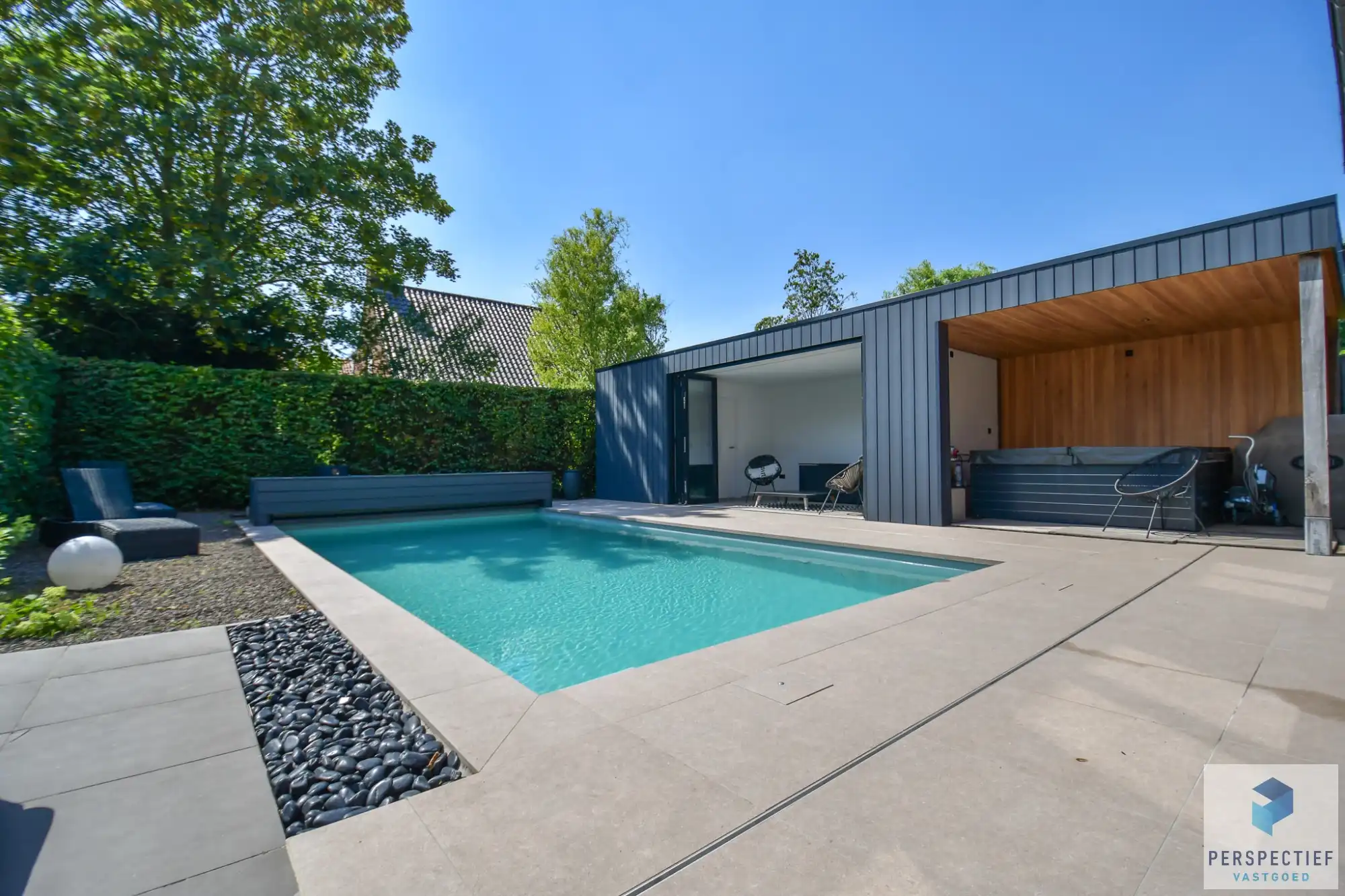 Ruime (254m²) instapklare gezinswoning met 4 slaapkamers, zwembad en poolhouse foto 3