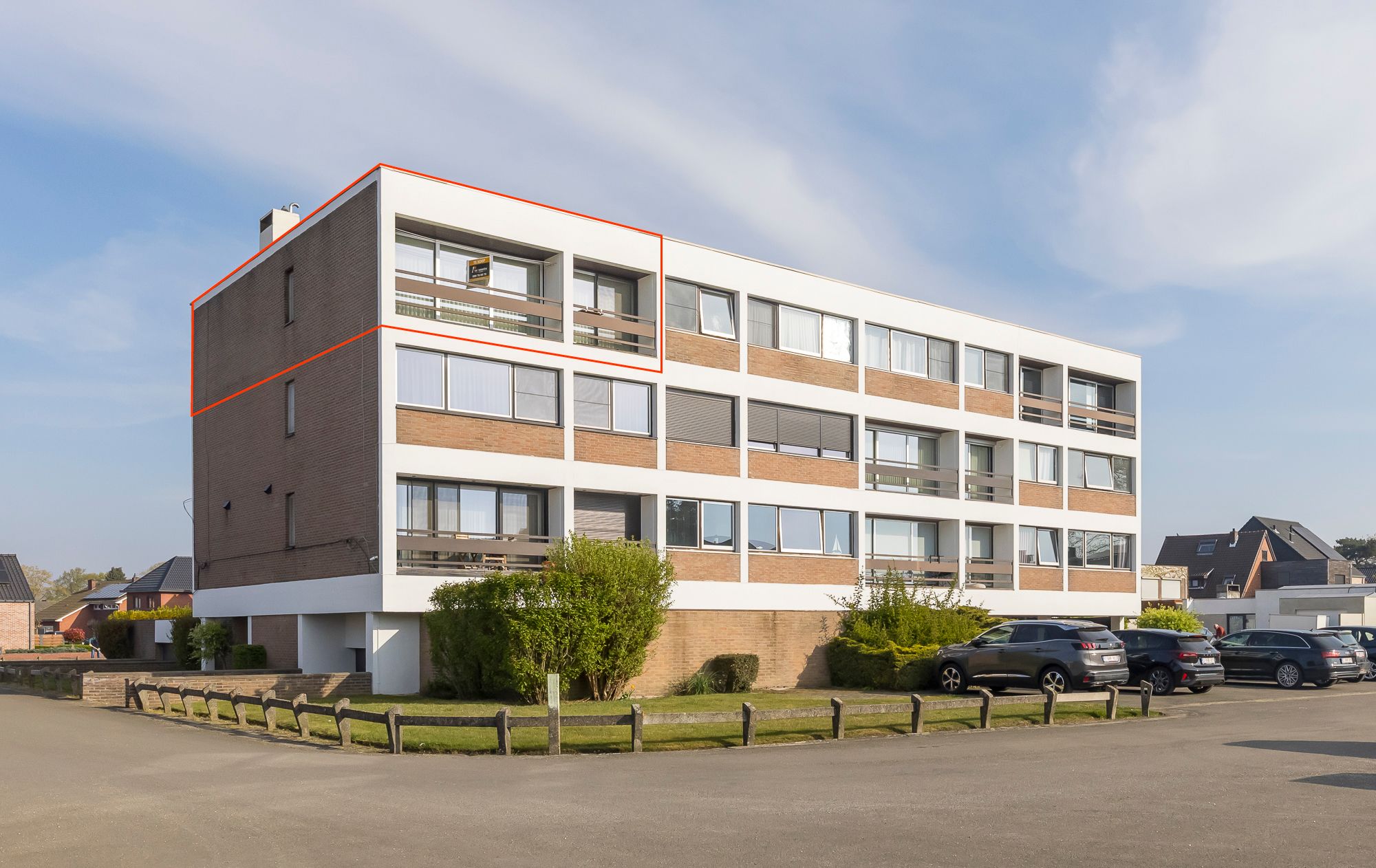 TE KOOP: 3-slaapkamerappartement op de bovenste verdieping op centrale locatie in Helchteren foto {{pictureIndex}}