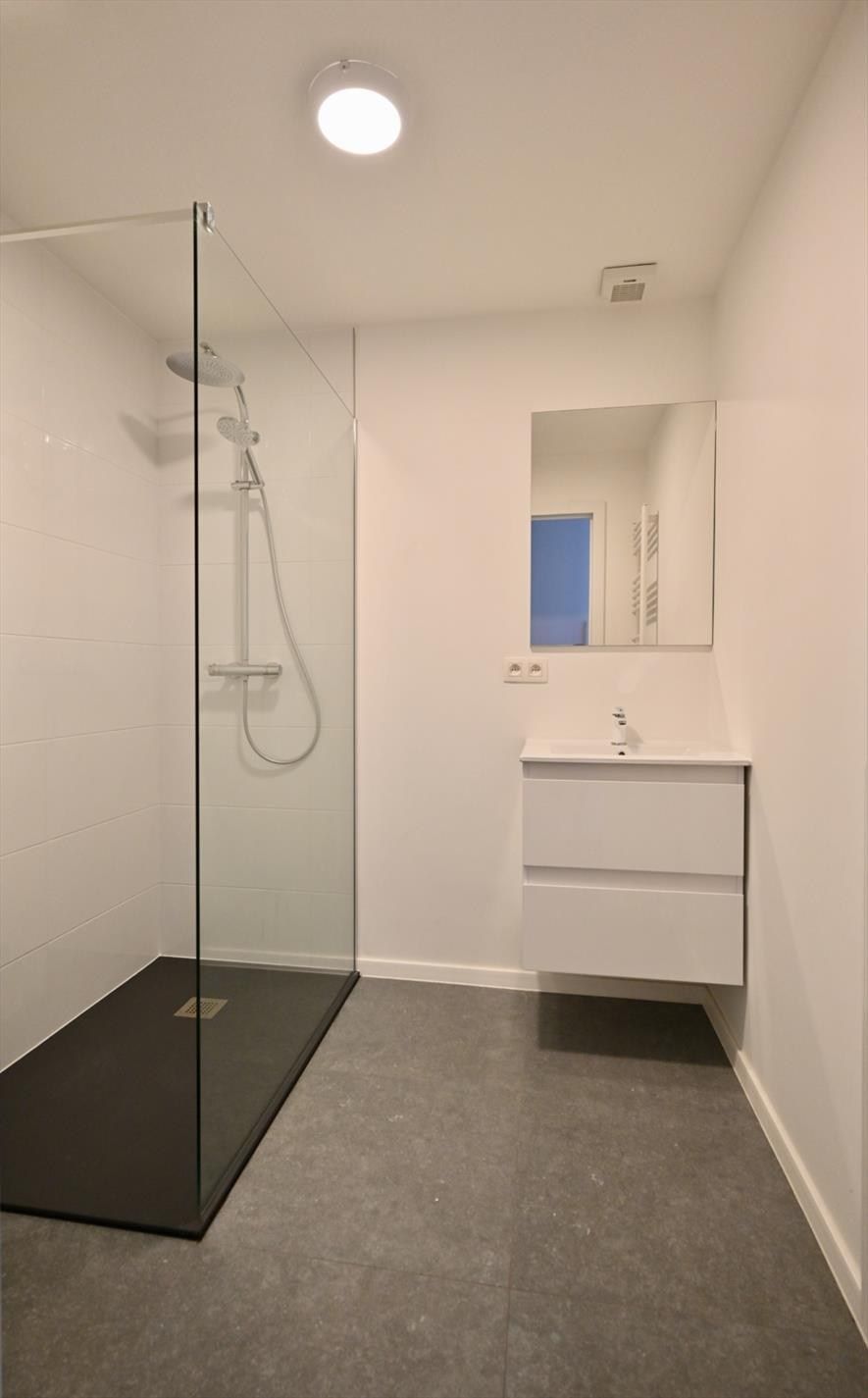 MAGNIFIEK GERENOVEERD APPARTEMENT MET GARAGE OP ZUCHT VAN ZEE foto 3