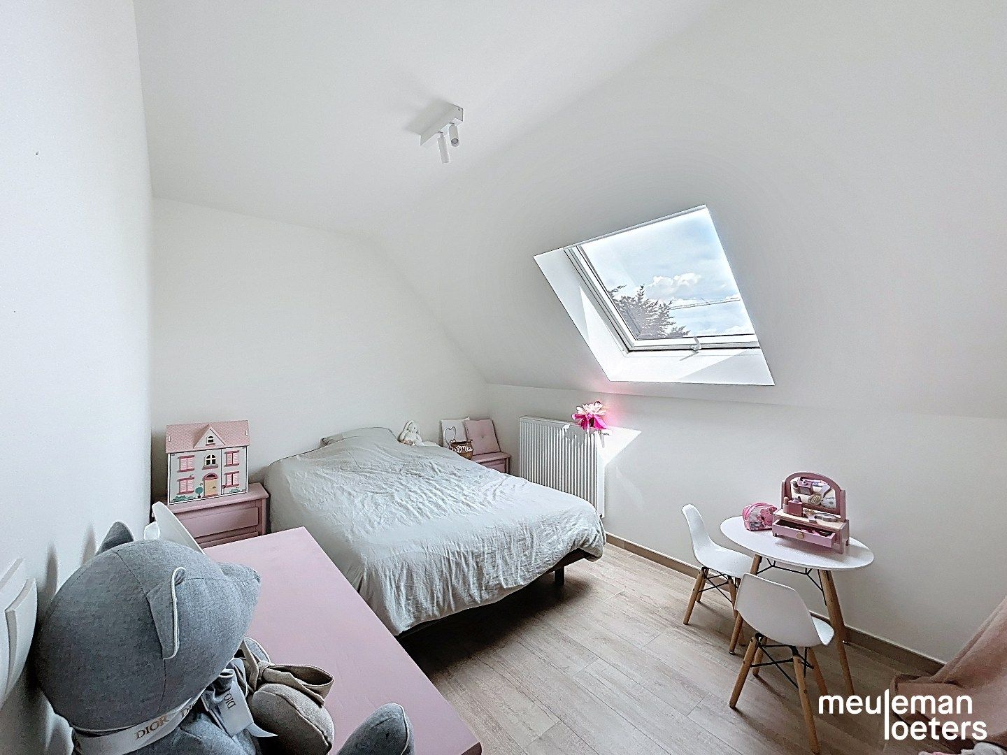Prachtig afgewerkte woning met garage foto 10