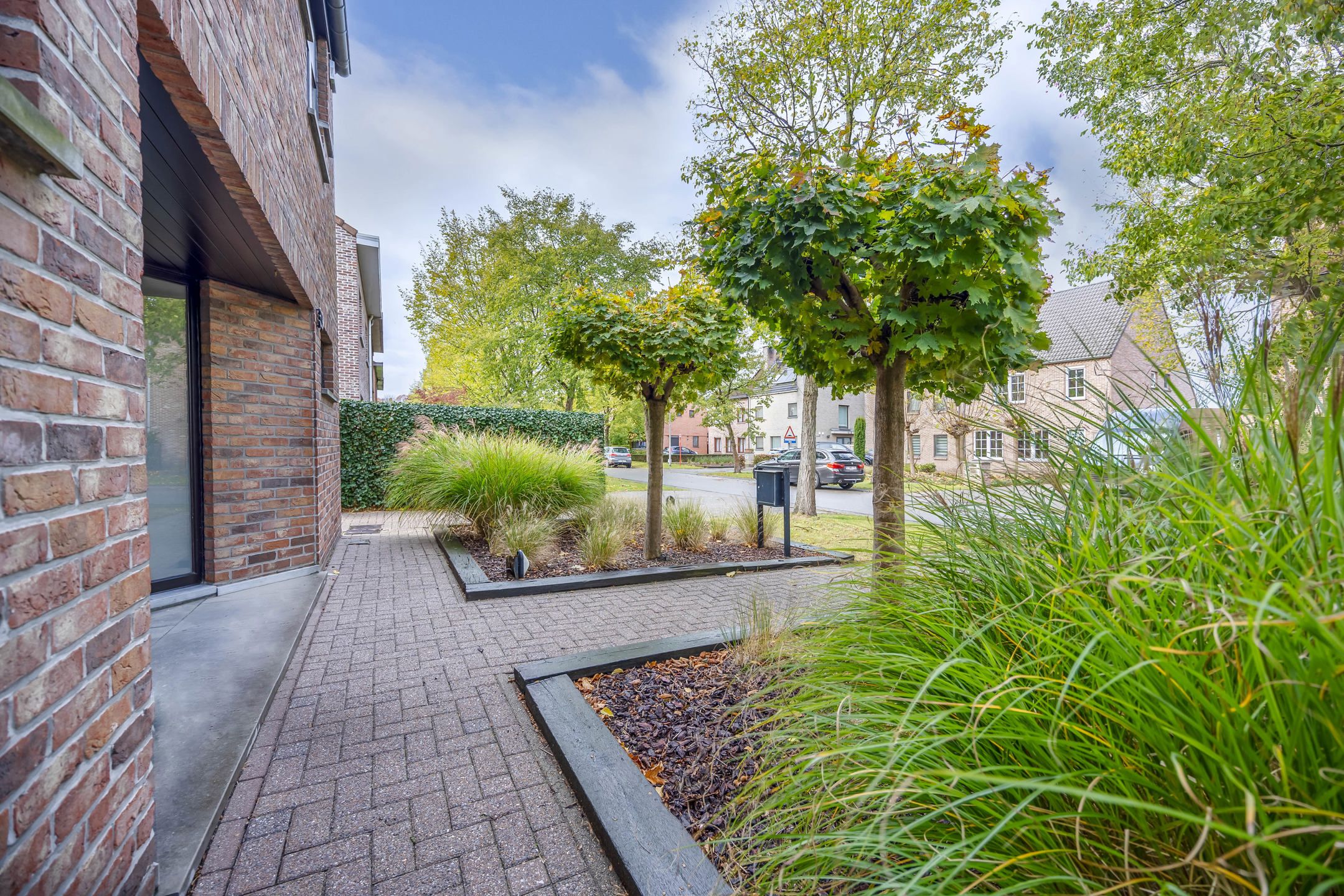 Halfopen bebouwing met tuin en multifunctioneel bijgebouw foto 2