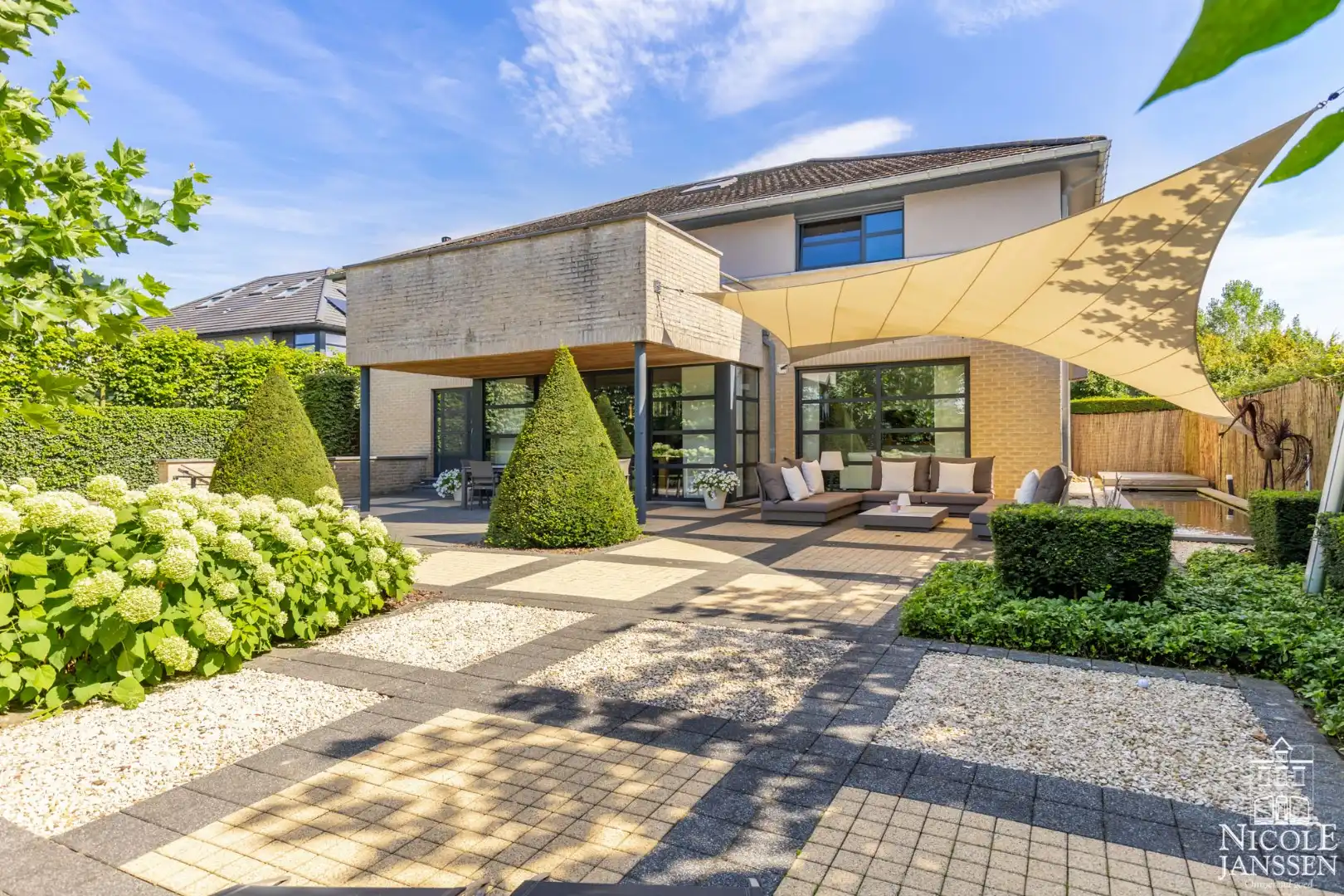 Luxueus ingerichte villa met vier slaapkamers en verzorgde tuin foto 38