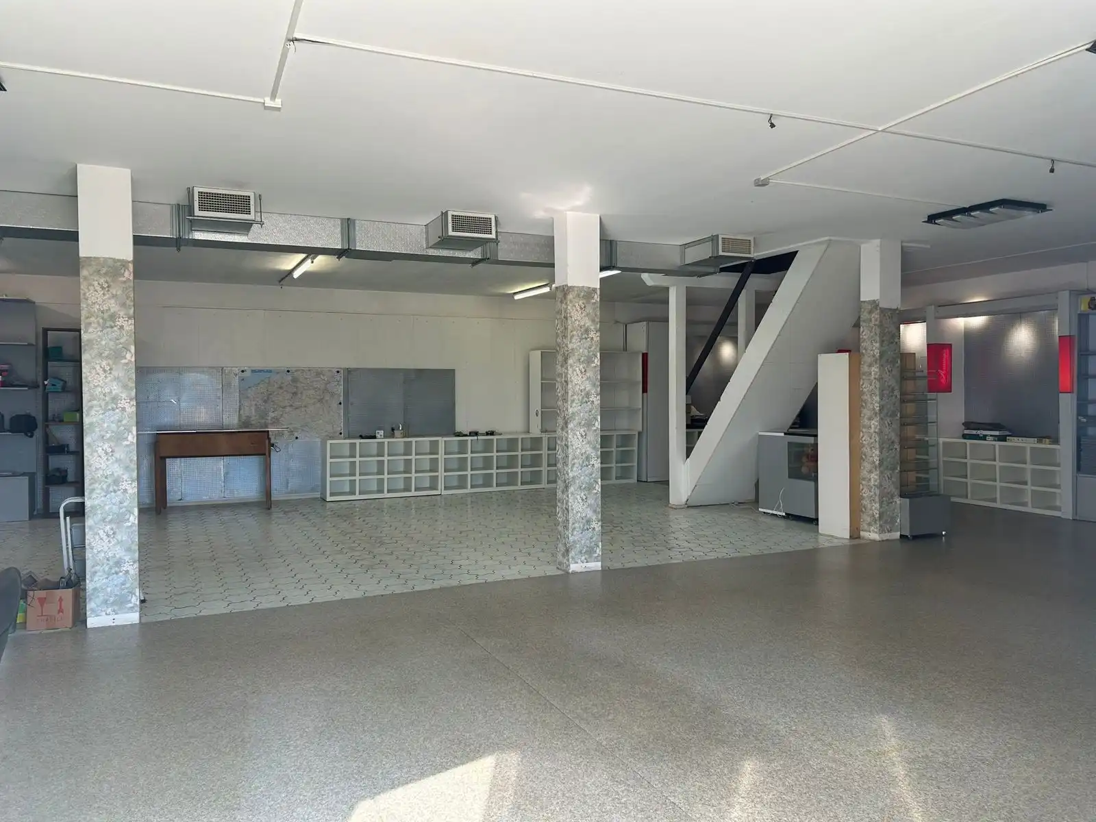 Praktisch magazijn op een uitstekend bereikbare locatie foto 5