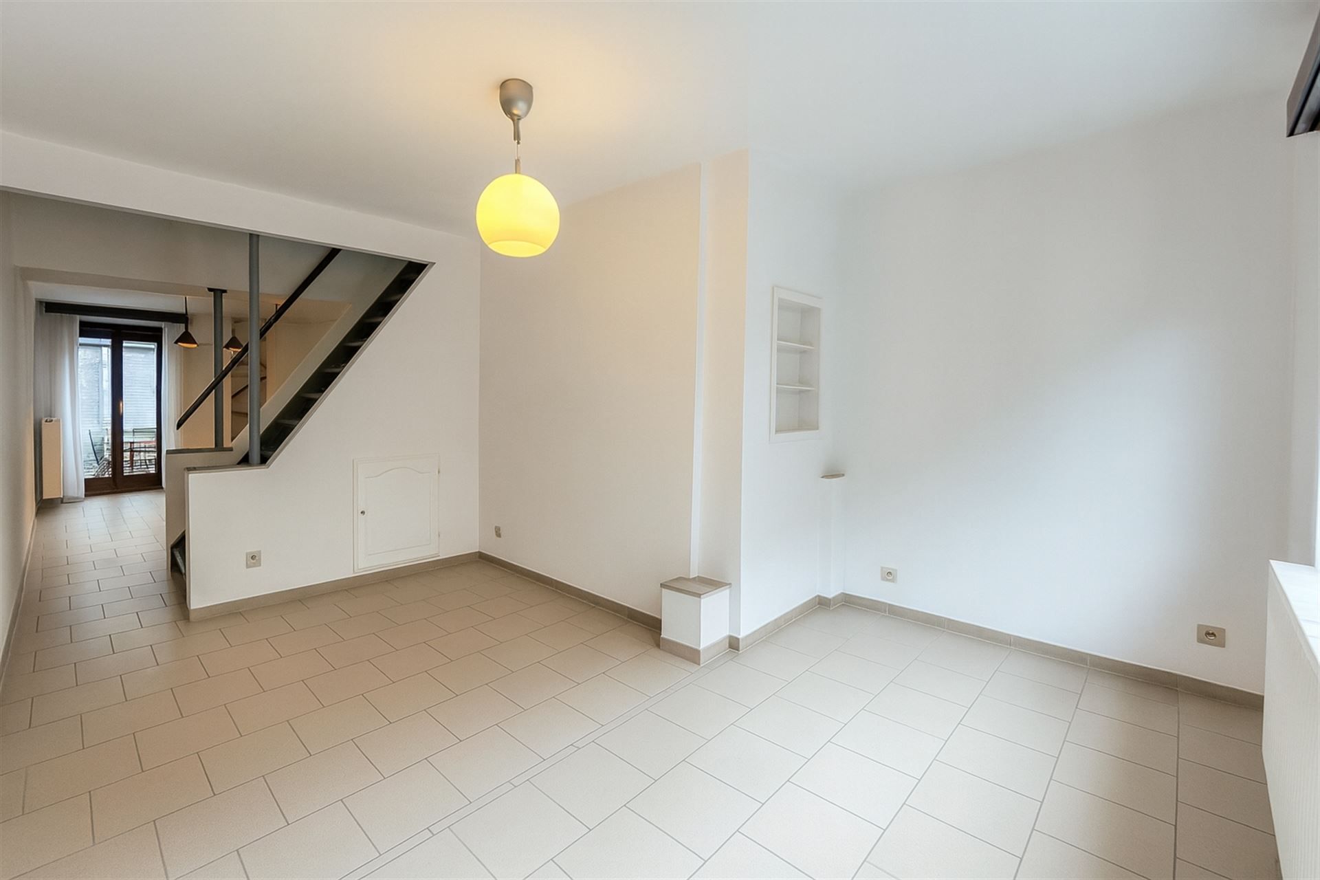 Stadswoning met 2 slpks, garage en terras foto 6