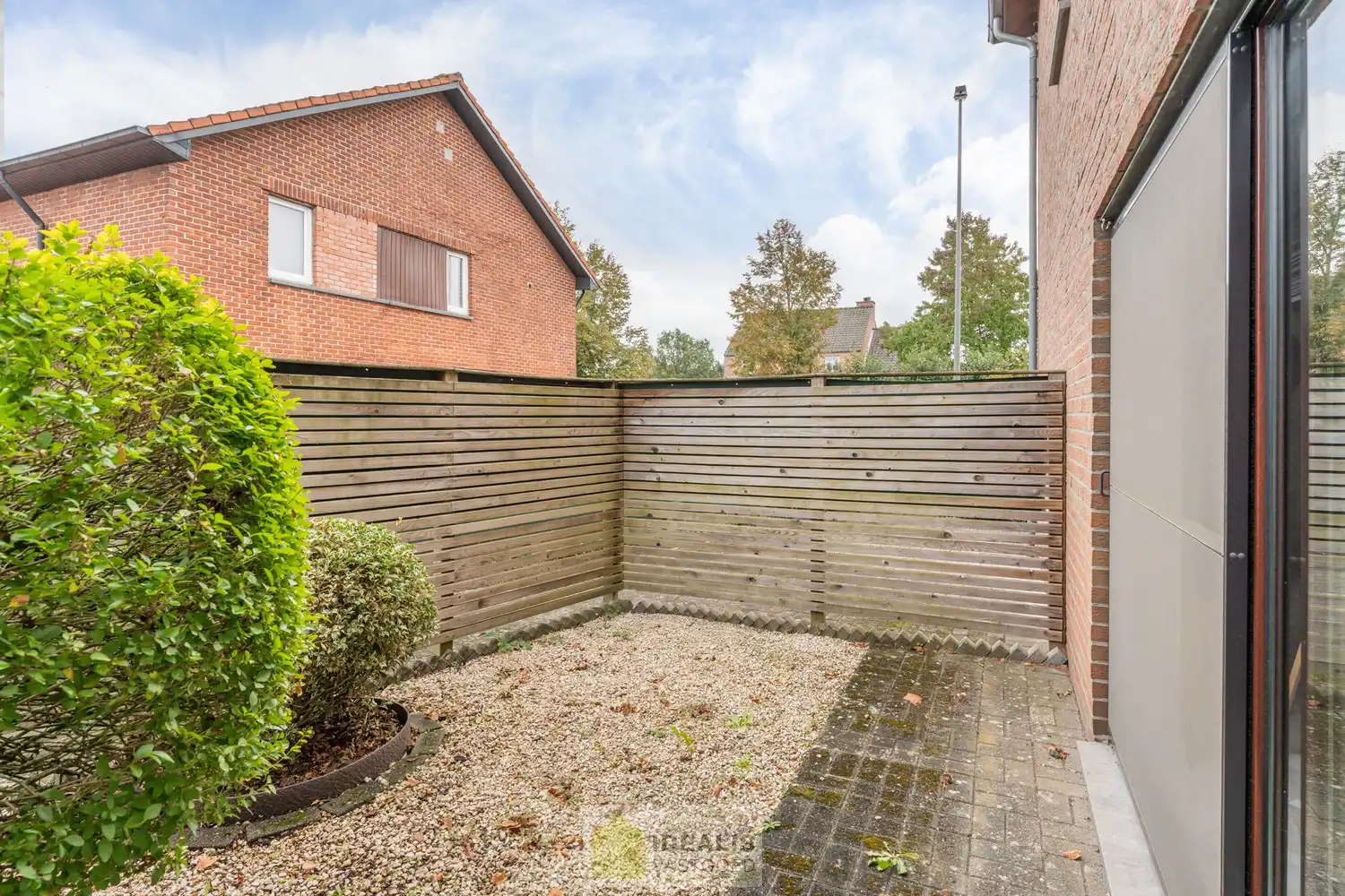IDEALIS VASTGOED – VOLLEDIG VERGUNDE INVESTERINGSEIGENDOM BESTAANDE UIT 3 APPARTEMENTEN MET ELK MOOIE BUITENRUIMTES EN ELK TWEE PARKEERPLAATSEN OP EEN AFGESLOTEN TERREIN NABIJ HET CENTRUM VAN PEER! – Goed onderhouden investeringseigendom op een toplocatie nabij het centrum van Peer bestaande uit een gelijkvloers appartement, een appartement op de eerste verdieping en een duplex appartement op de eerste en tweede verdieping. De residentie is in 2015 volledig vernieuwbouwd met hedendaagse technieken (elektriciteit en sanitair vernieuwd) en hoogwaardige materialen (nieuwe keukens, badkamers, vloeren,..). Geschikt voor zij die zoeken naar een interessante investering in het centrum van Peer. foto 18
