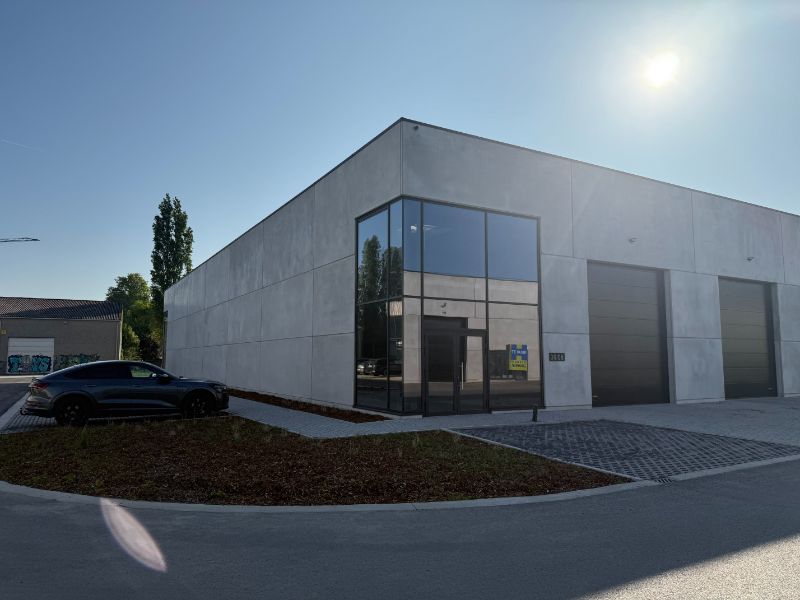 Nieuwbouw KMO-unit op bedrijvencentrum 'Ter Wallen' met 6 privatieve parkeerplaatsen foto {{pictureIndex}}