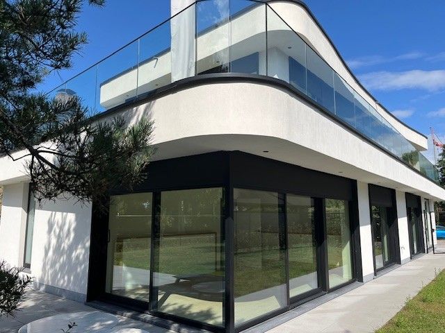 Recent gebouwde, energiezuinige villa gelegen in een rustige dreef van een centraal gelegen villawijk te Knokke-Heist. foto {{pictureIndex}}