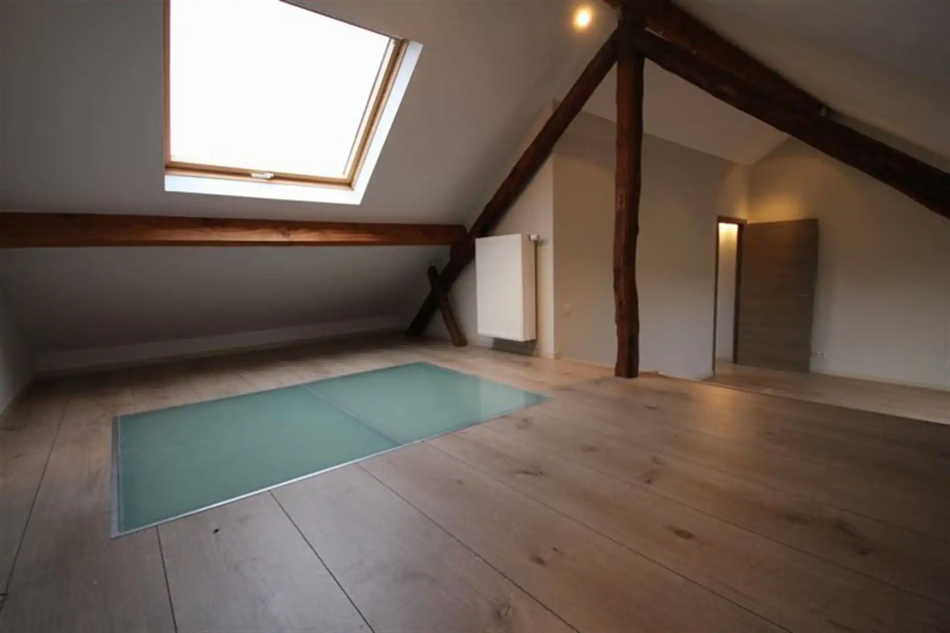 Fijn gelegen en recent gerenoveerde 4 slaapkamer woning foto 20