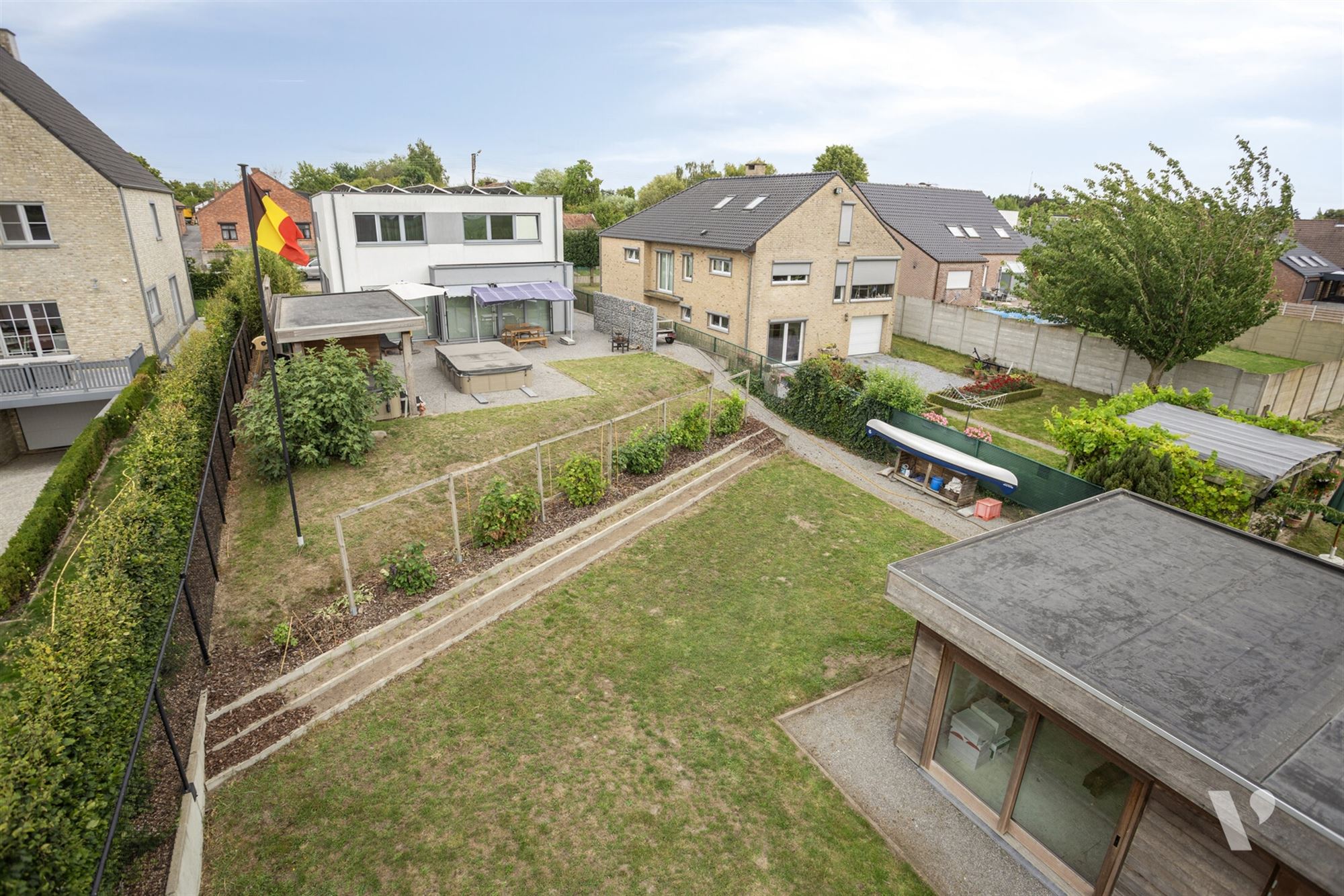 Energiezuinige woning met welness en uitzicht op boomgaard foto {{pictureIndex}}