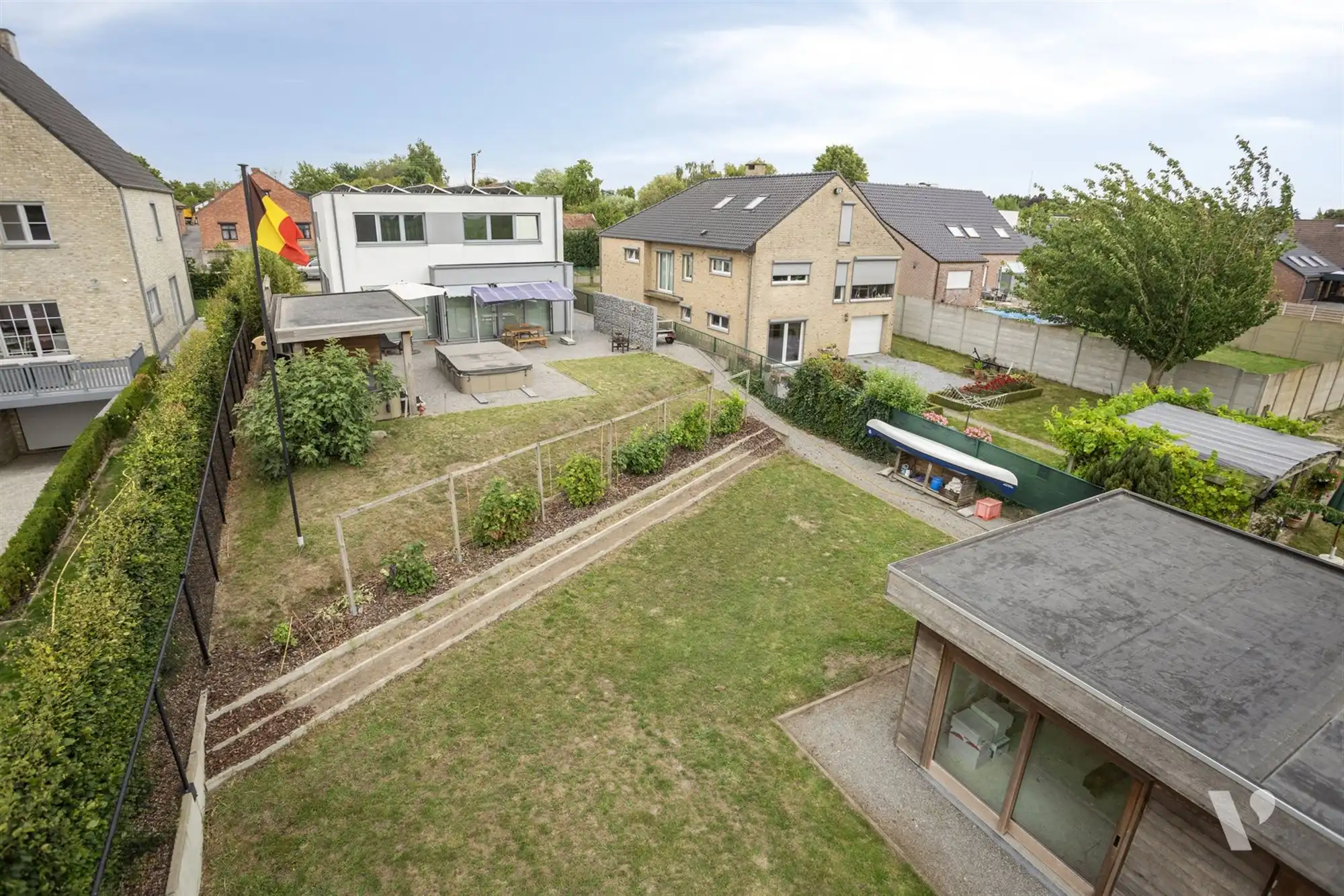 Energiezuinige woning met welness en uitzicht op boomgaard foto {{pictureIndex}}