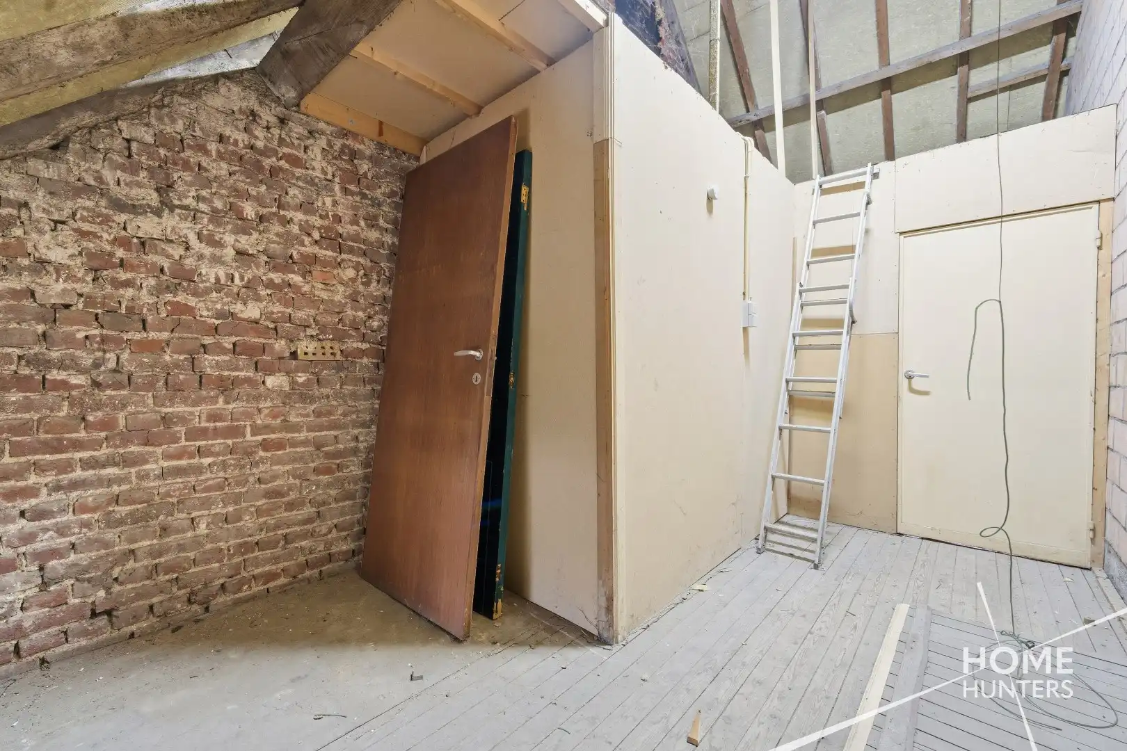 Te renoveren woning met 3 slaapkamers en ruime garage in Vlamertinge foto 11