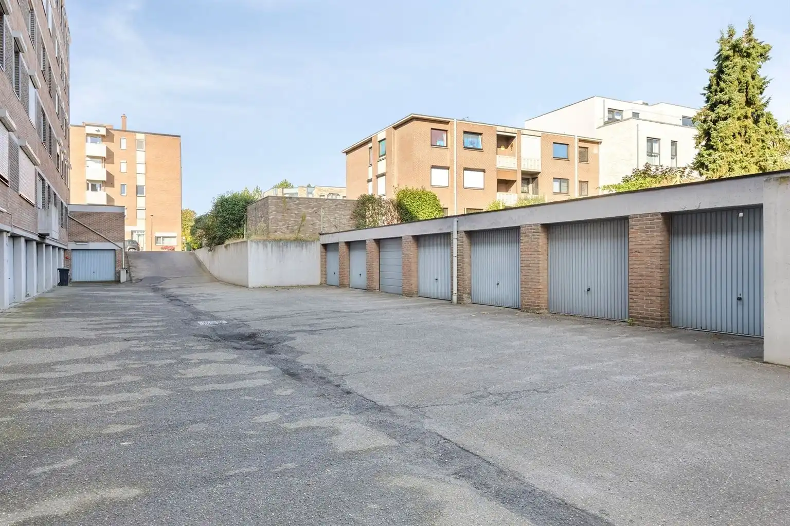Zeer ruim 3 (+1)-slaapkamer appartement met terras, garagebox en aparte berging, gelegen op wandelafstand van het centrum van Maaseik. foto 25