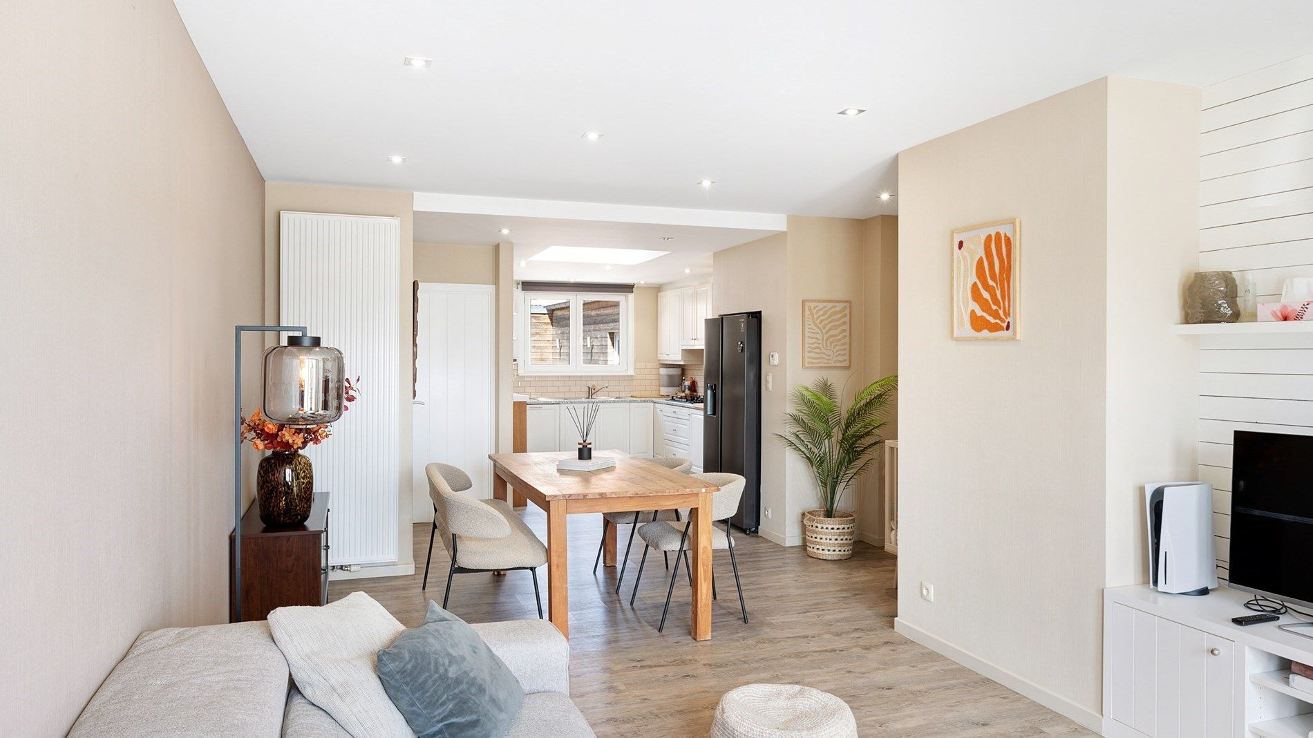 Mooie halfopen woning met garage, oprit en stadstuin foto 9