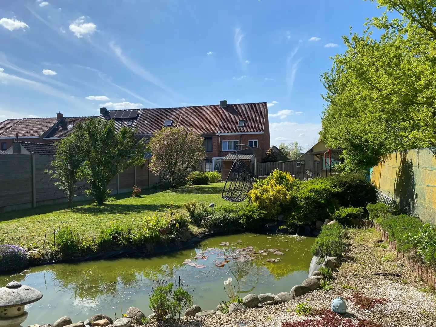 Charmante woning met grote tuin en garage op leuke locatie foto 2