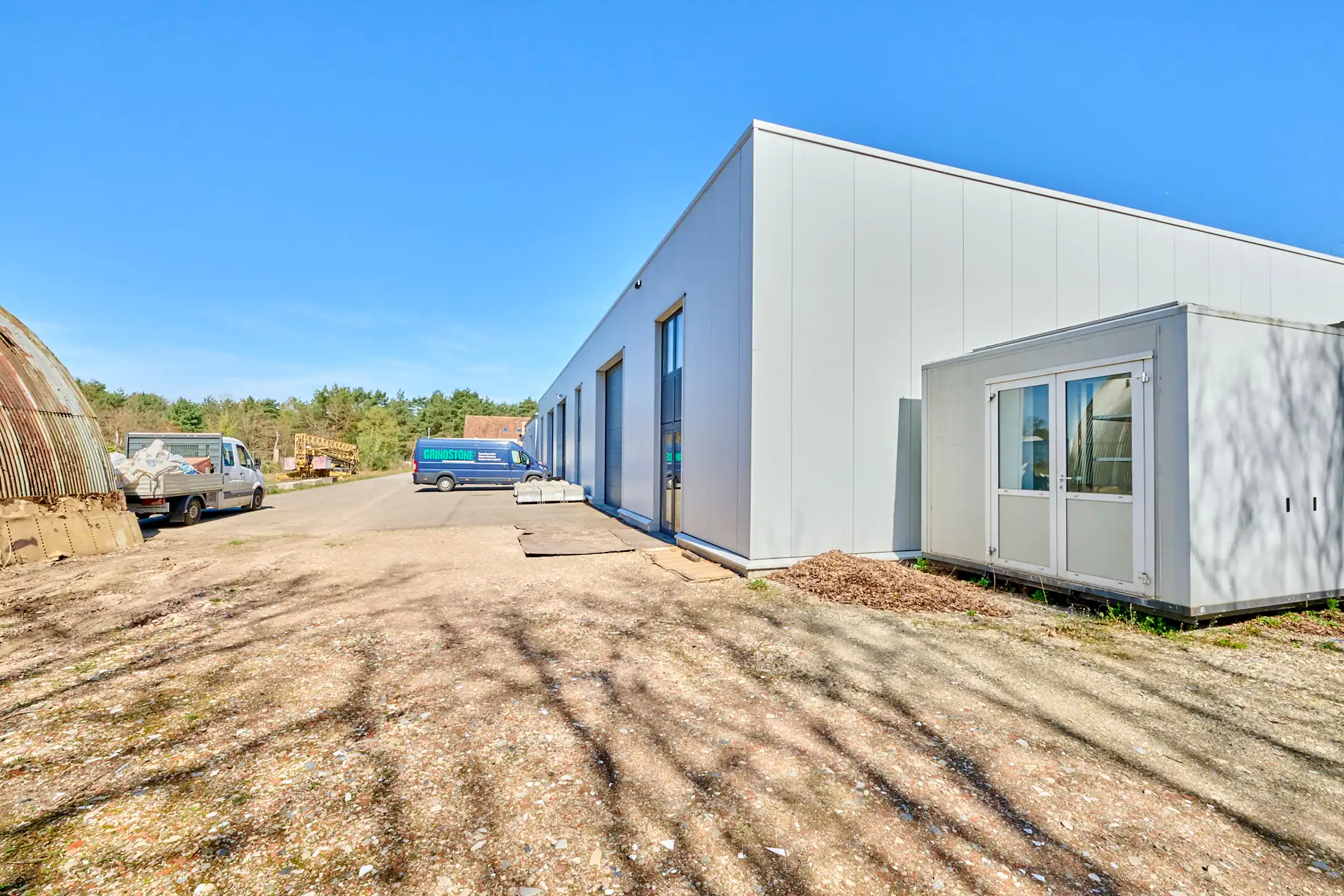 TE KOOP: BEDRIJFSGEBOUW OP PERCEEL VAN 8.000M² IN ZONHOVEN foto 16