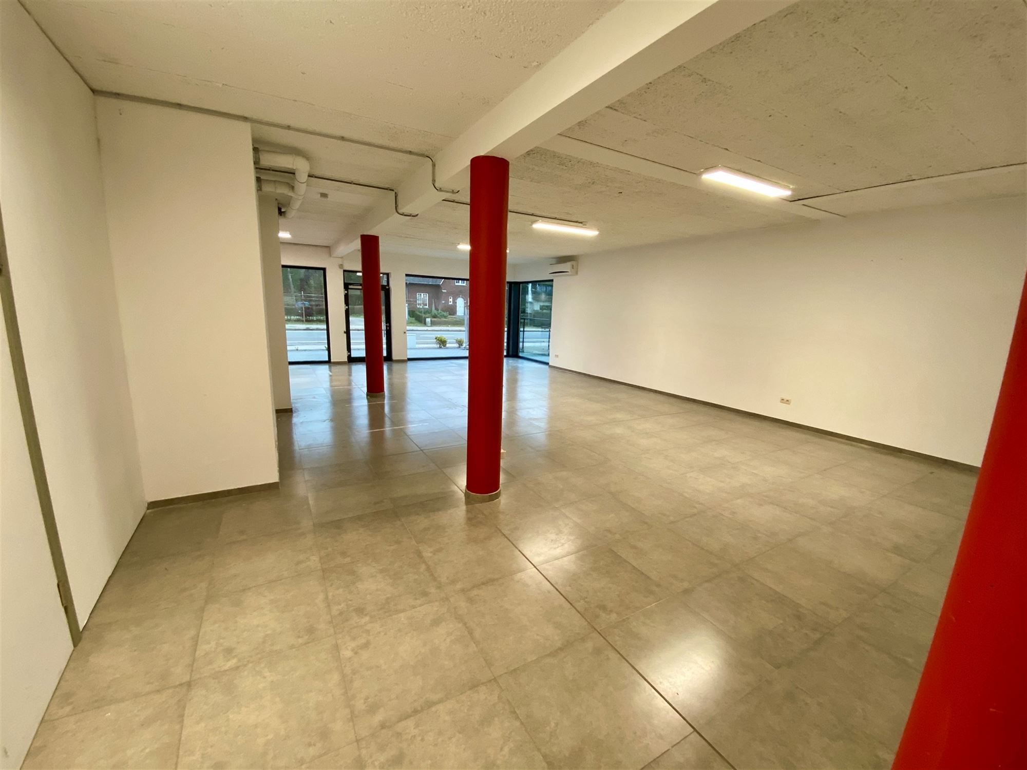 RUIM HANDELSPAND VAN 285M² MET GOEDE VISIBILITEIT EN PARKEERGELEGENHEID foto 7