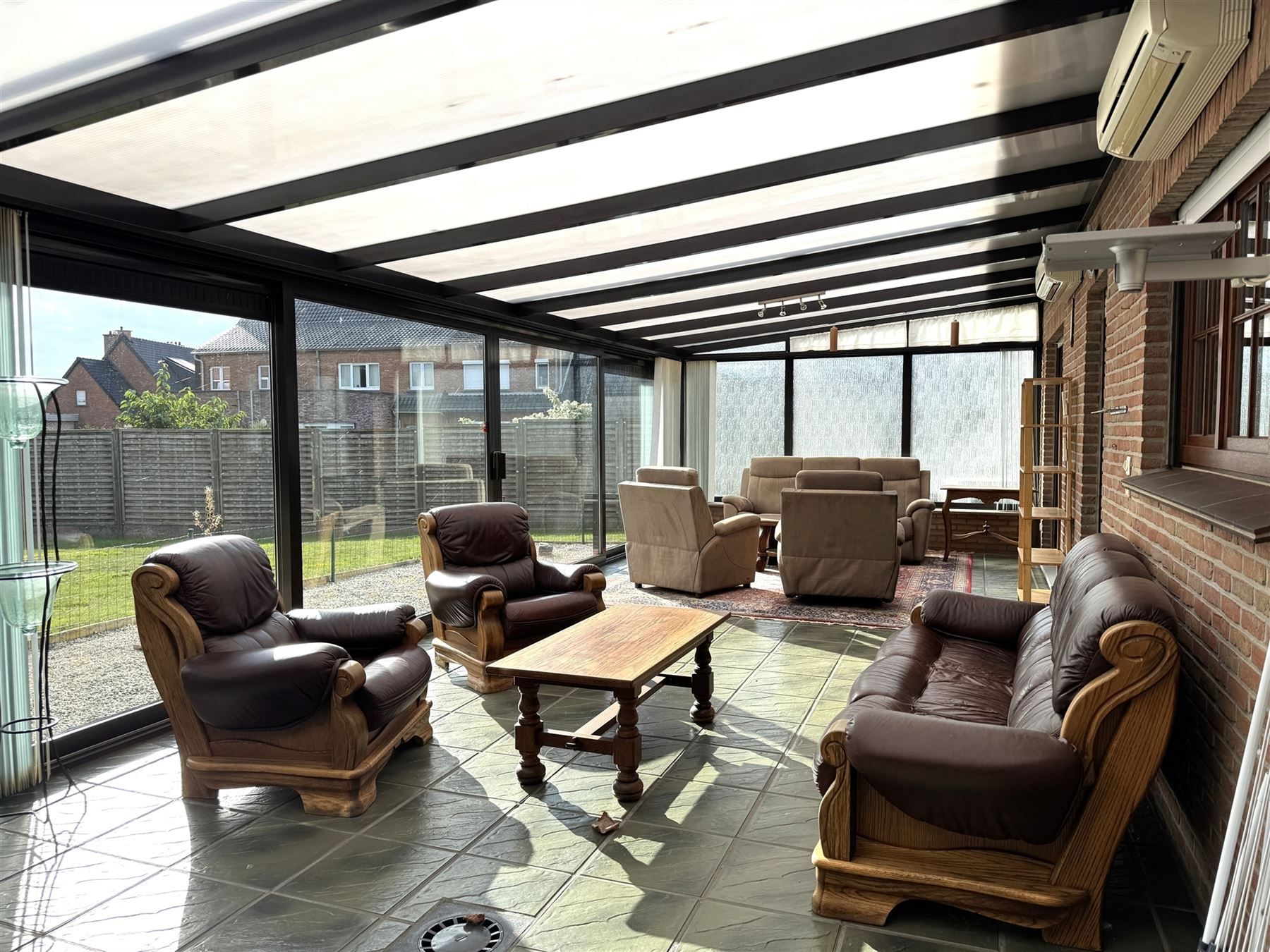 Ruime woning met drie slaapkamers en grote veranda foto 9