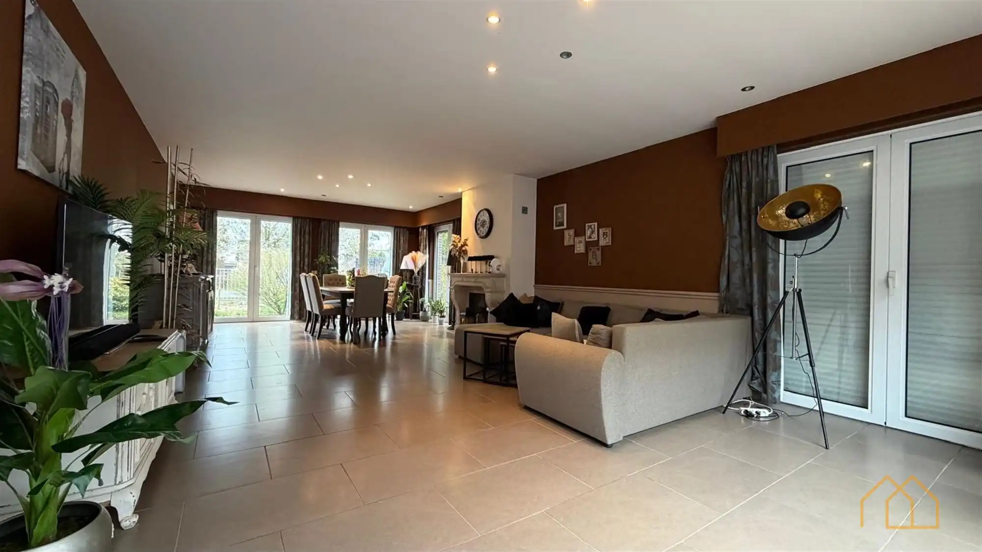 Ruime woning met burelen foto 4