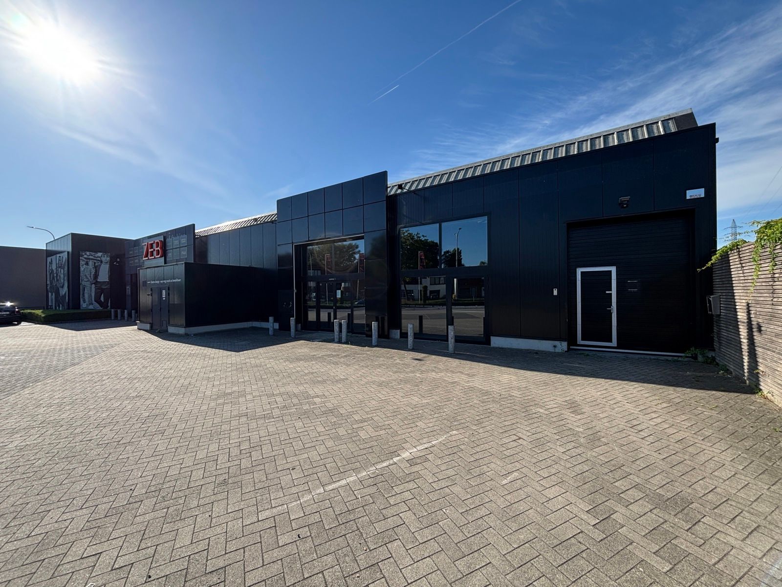 Winkelpand met showroom & magazijn te huur – Lier (1.000 m²) foto {{pictureIndex}}