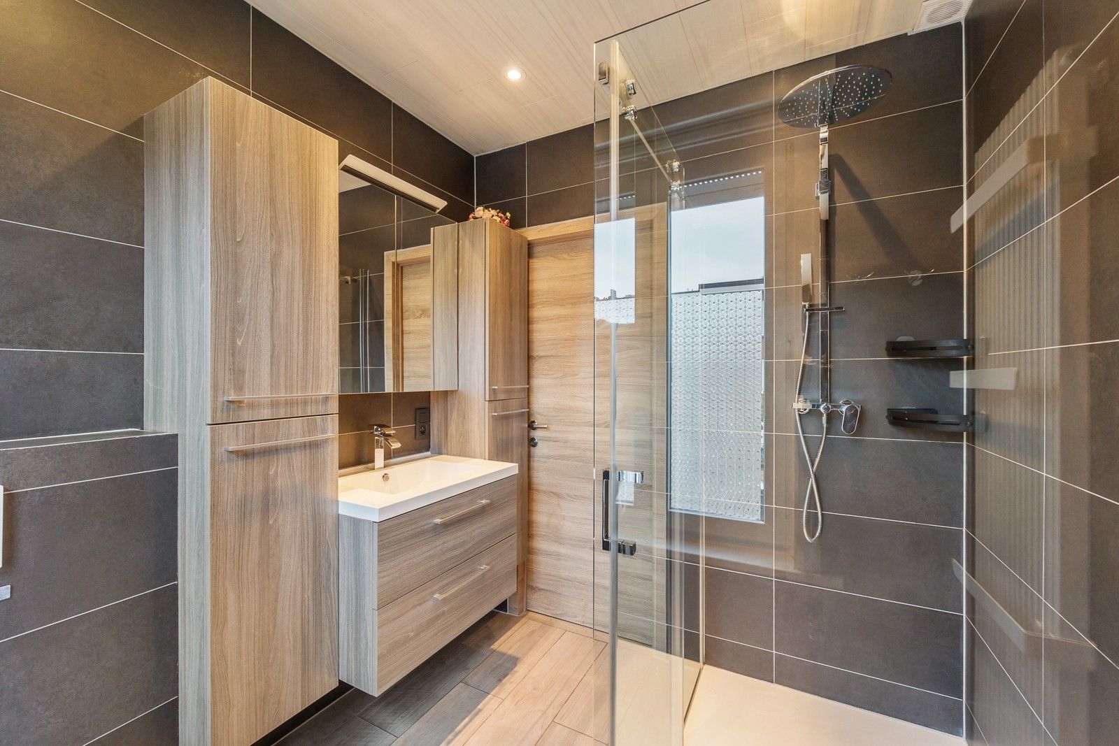Complete en comfortabele woning met tuin, terras, garage en oprit. foto 6
