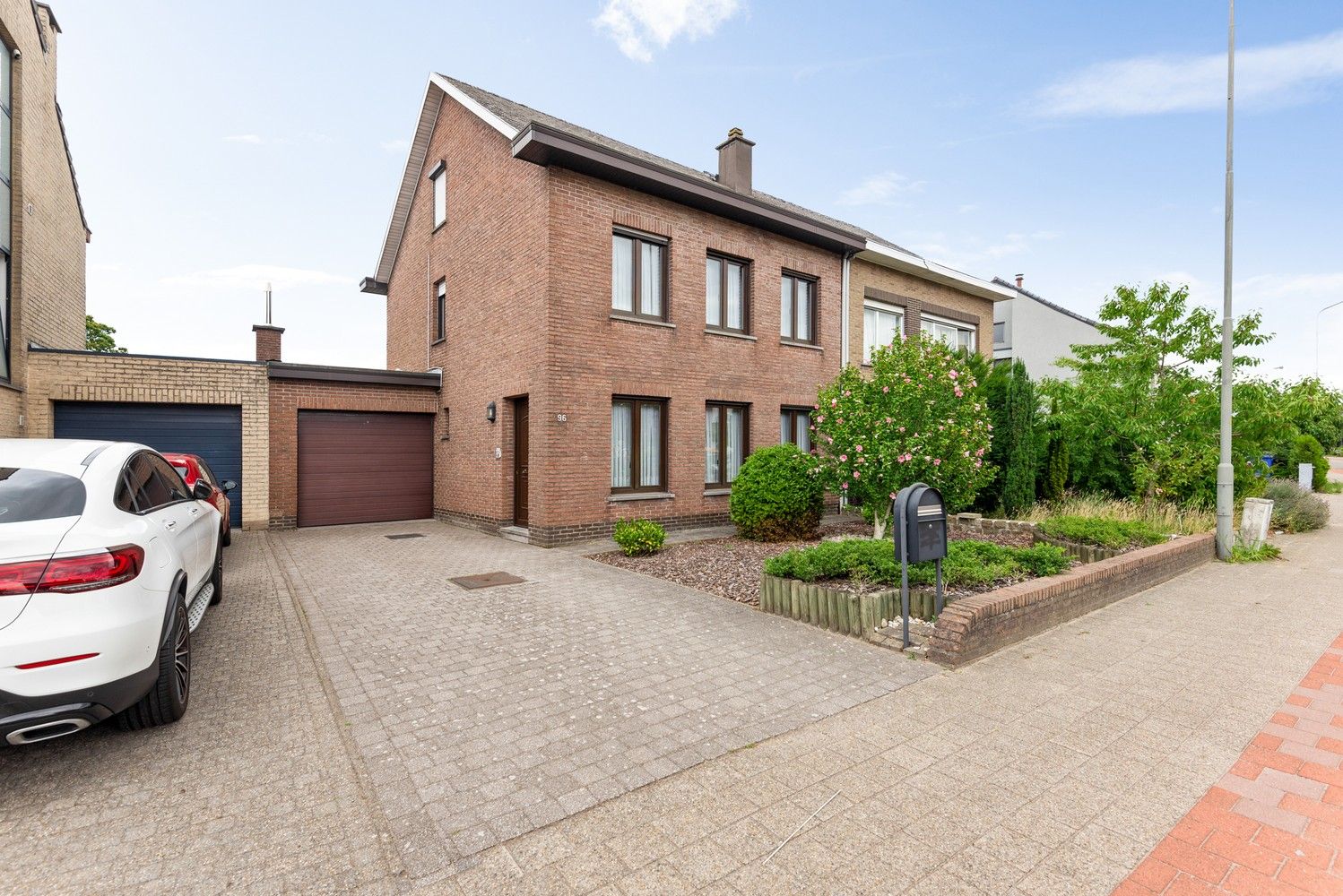 Hoofdfoto van de publicatie: Charmante halfopen woning met garage en gezellige tuin in Wommelgem!