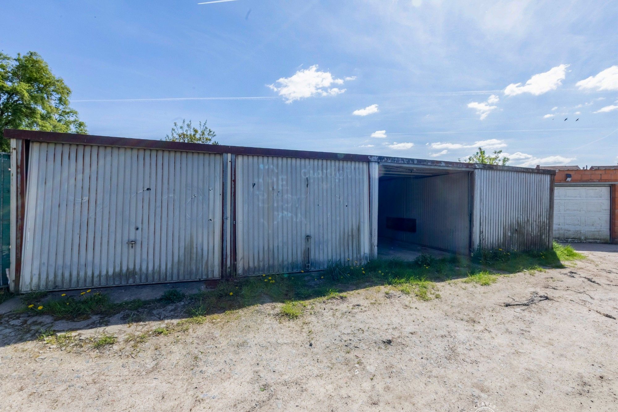 Enorm ruim handelshuis met magazijn op een groot perceel en garages achteraan. foto 5