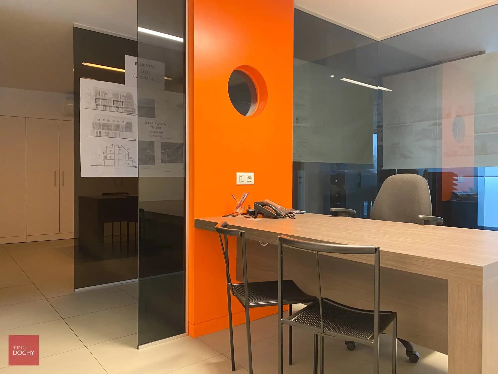 Heel goed gelegen handelspand / instapklare kantoren met private parking | Beverestraat foto 2