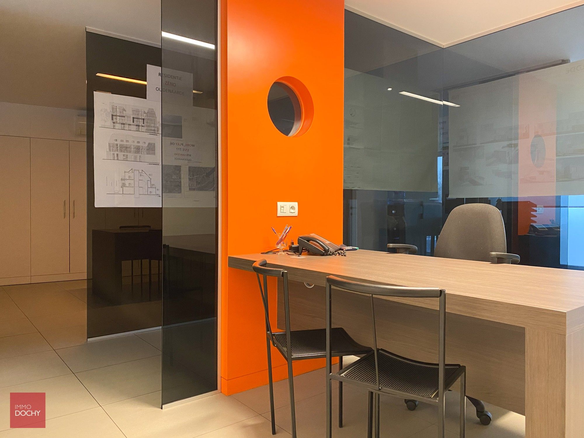 Heel goed gelegen handelspand / instapklare kantoren met private parking | Beverestraat foto 2