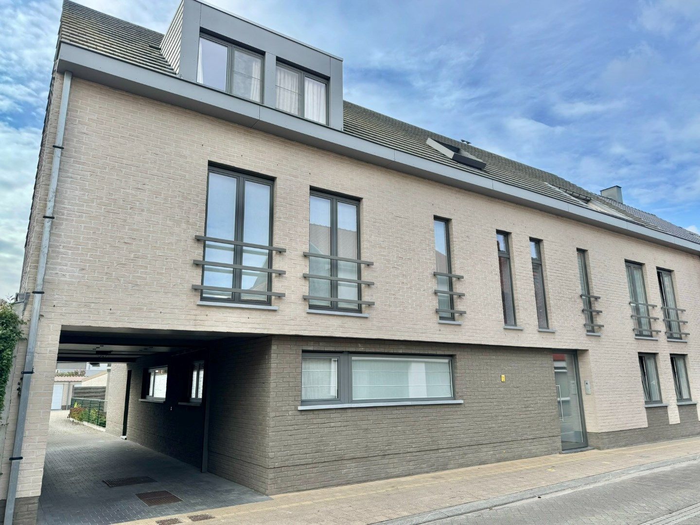 Ruim gelijkvloers appartement in centrum Laarne met zonnige tuin en dubbele garage foto 1