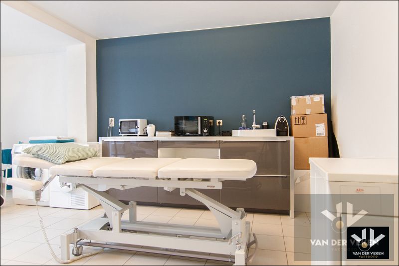 Energiezuinige, instapklare en ruime praktijkwoning met ideale ligging, tal van mogelijkheden en dubbele garage foto 5