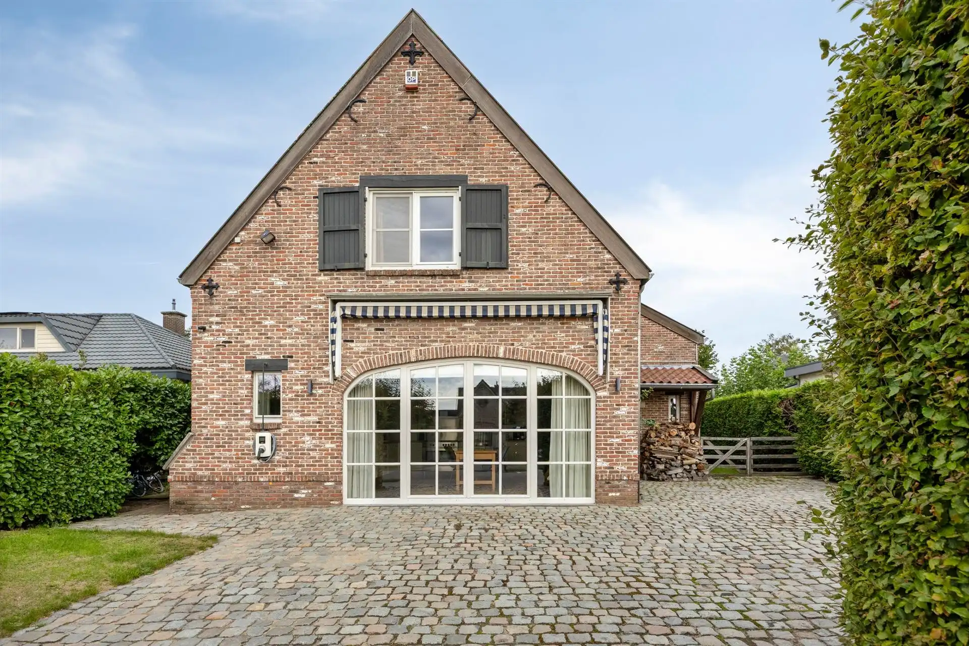 Instapklare woning met 3slpk's en bew. opp. van 220 m²! foto {{pictureIndex}}