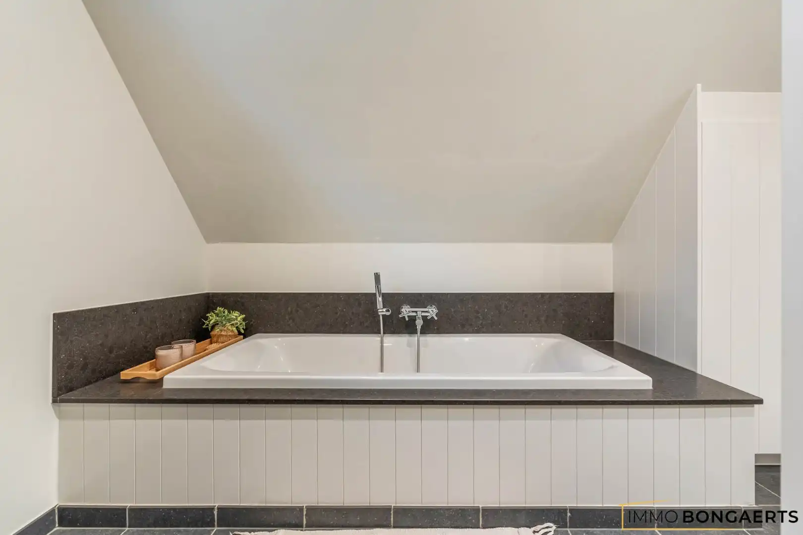 Prachtig afgewerkte woning met praktijkruimte foto 26